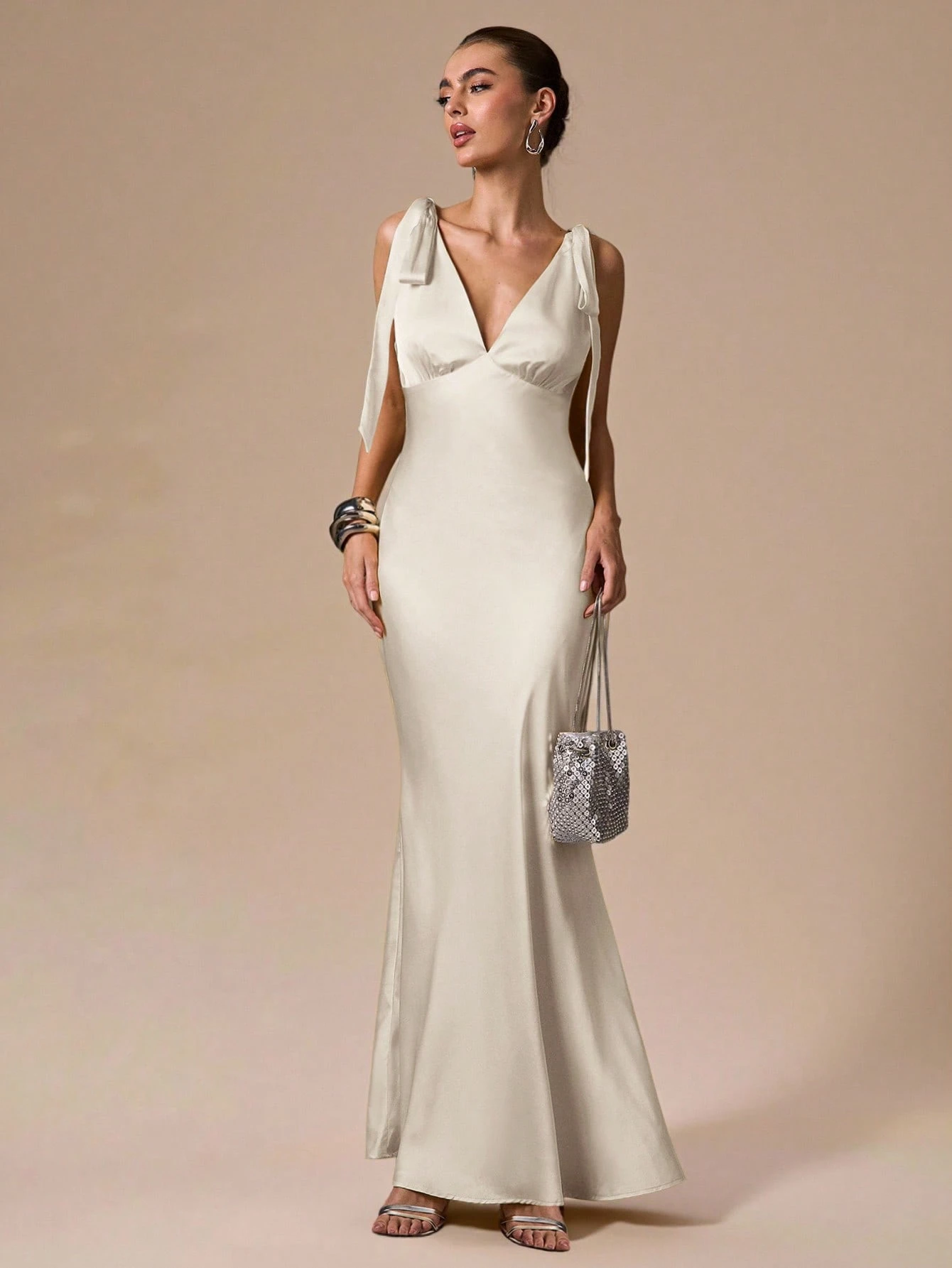 Robe sexy minimaliste de couleur unie jaune crème à col en V profond et dos nu — vue 10