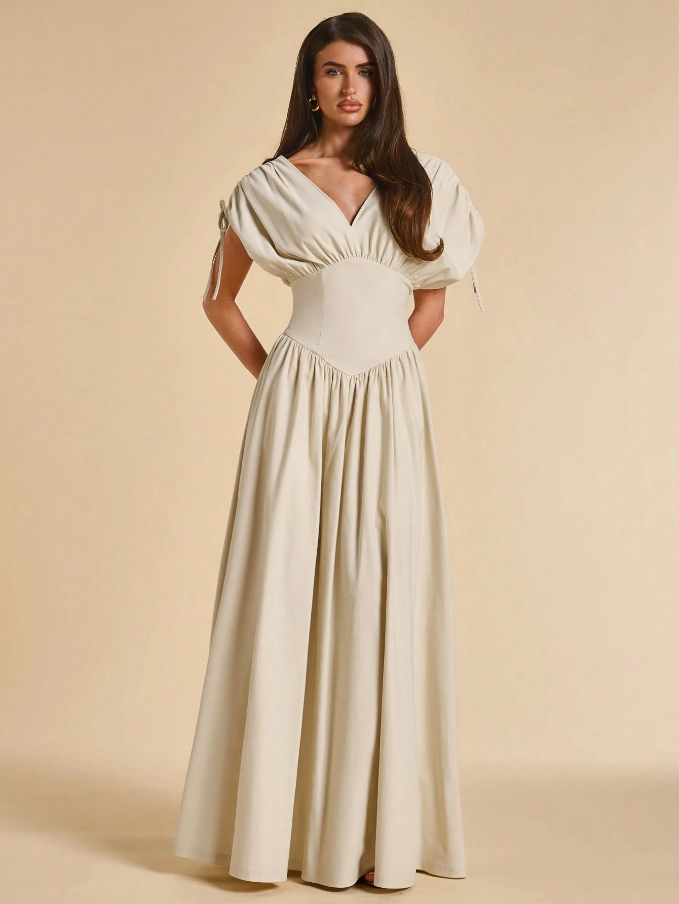 Robe beige col en V manches chauve-souris taille cintrée élégante française — vue 5