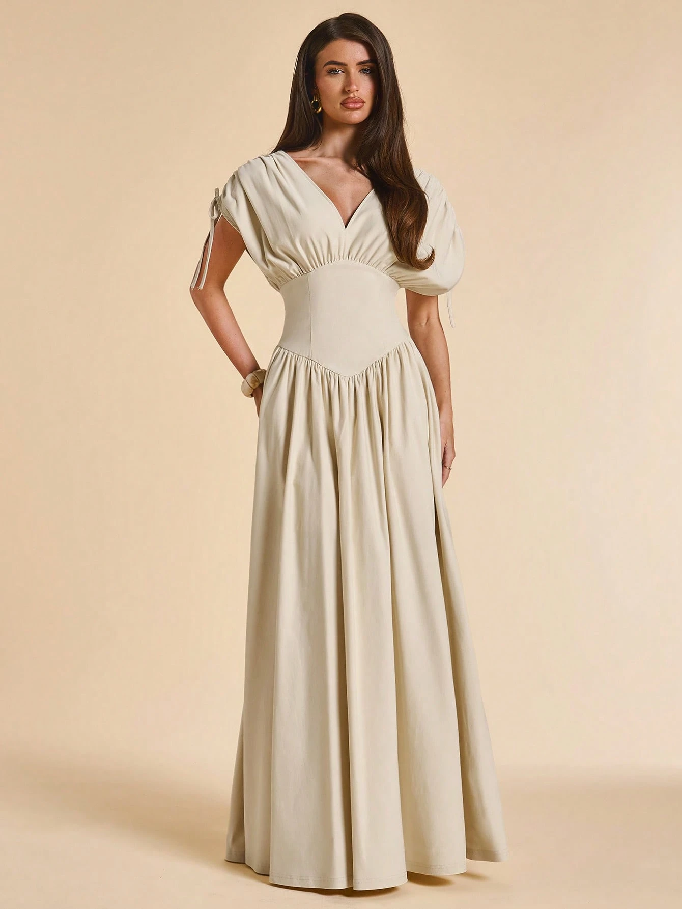 Robe beige col en V manches chauve-souris taille cintrée élégante française — vue 4