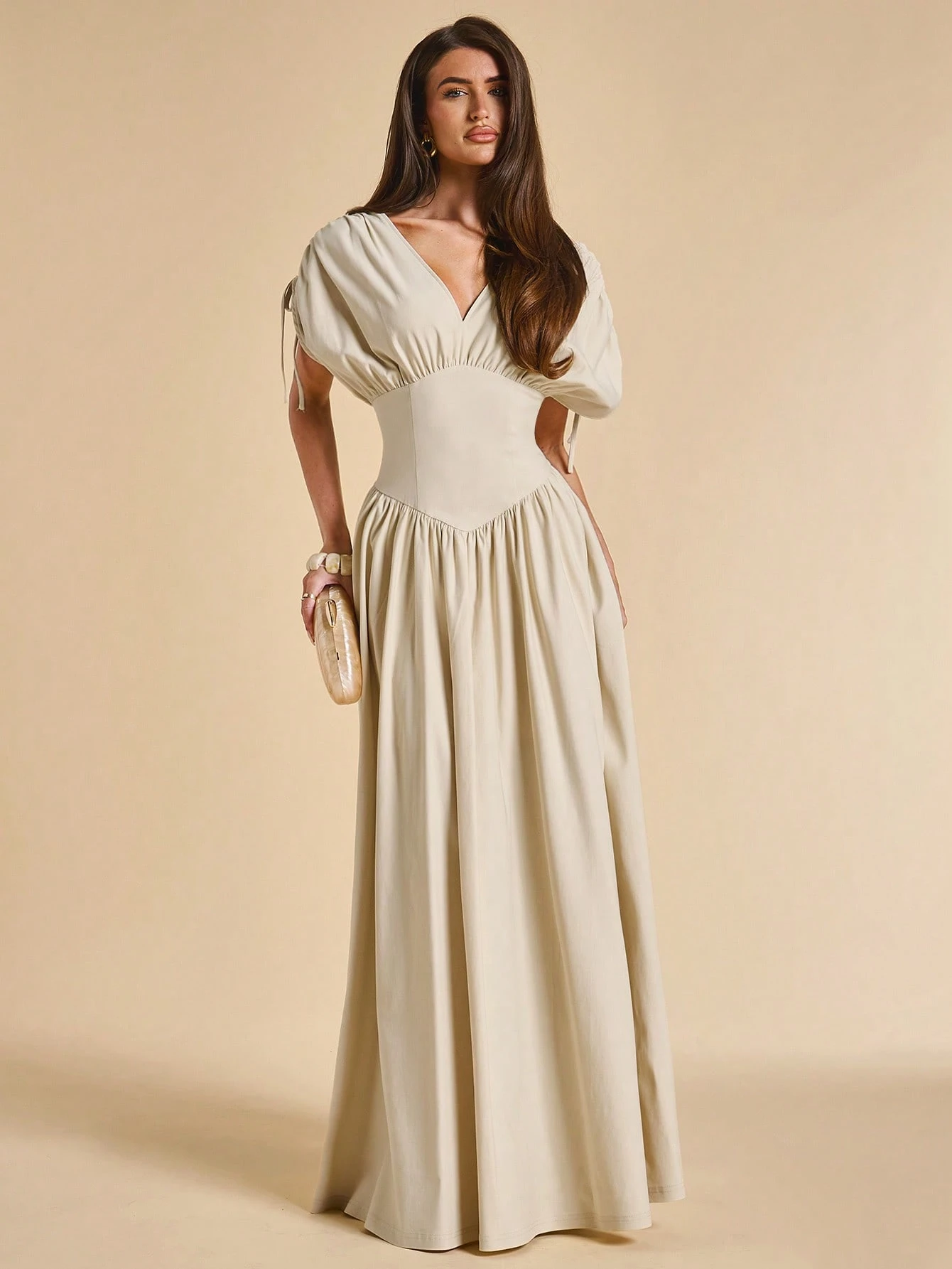 Robe beige col en V manches chauve-souris taille cintrée élégante française