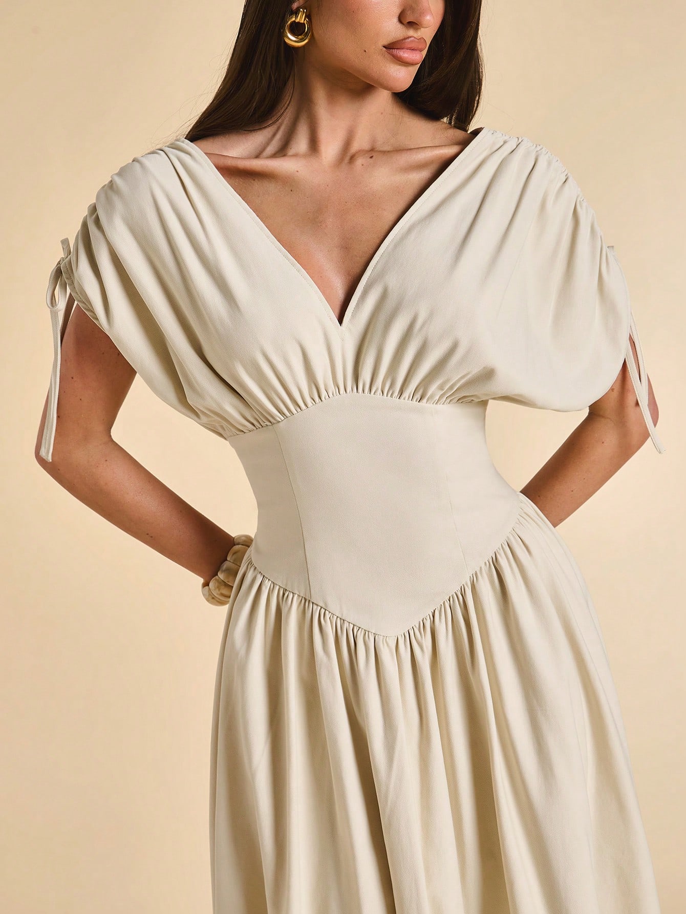 Robe beige col en V manches chauve-souris taille cintrée élégante française — vue 7