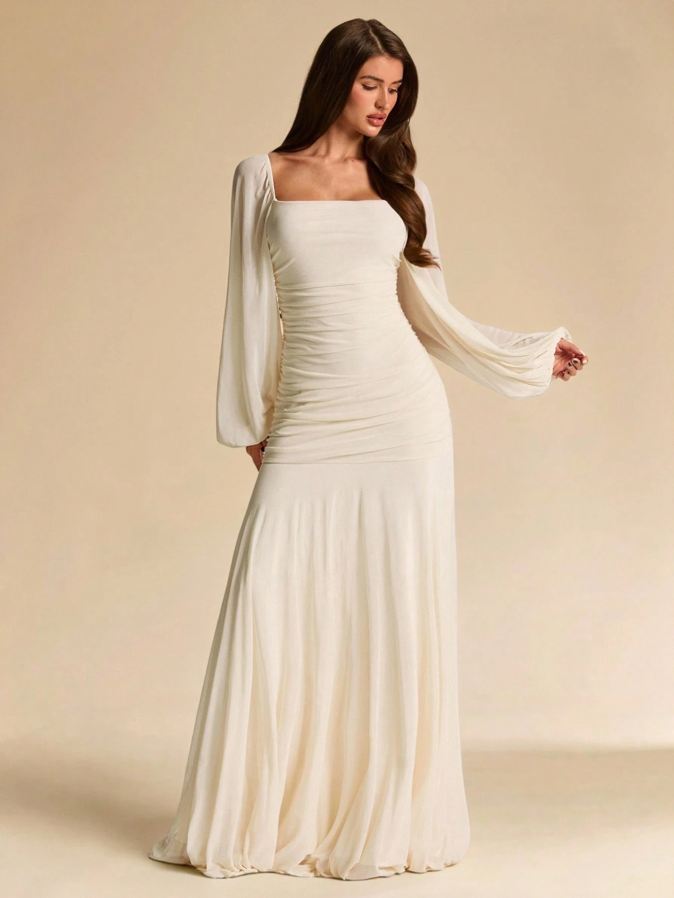 Robe élégante en maille froncée à col carré, manches longues, coupe ajustée — vue 4
