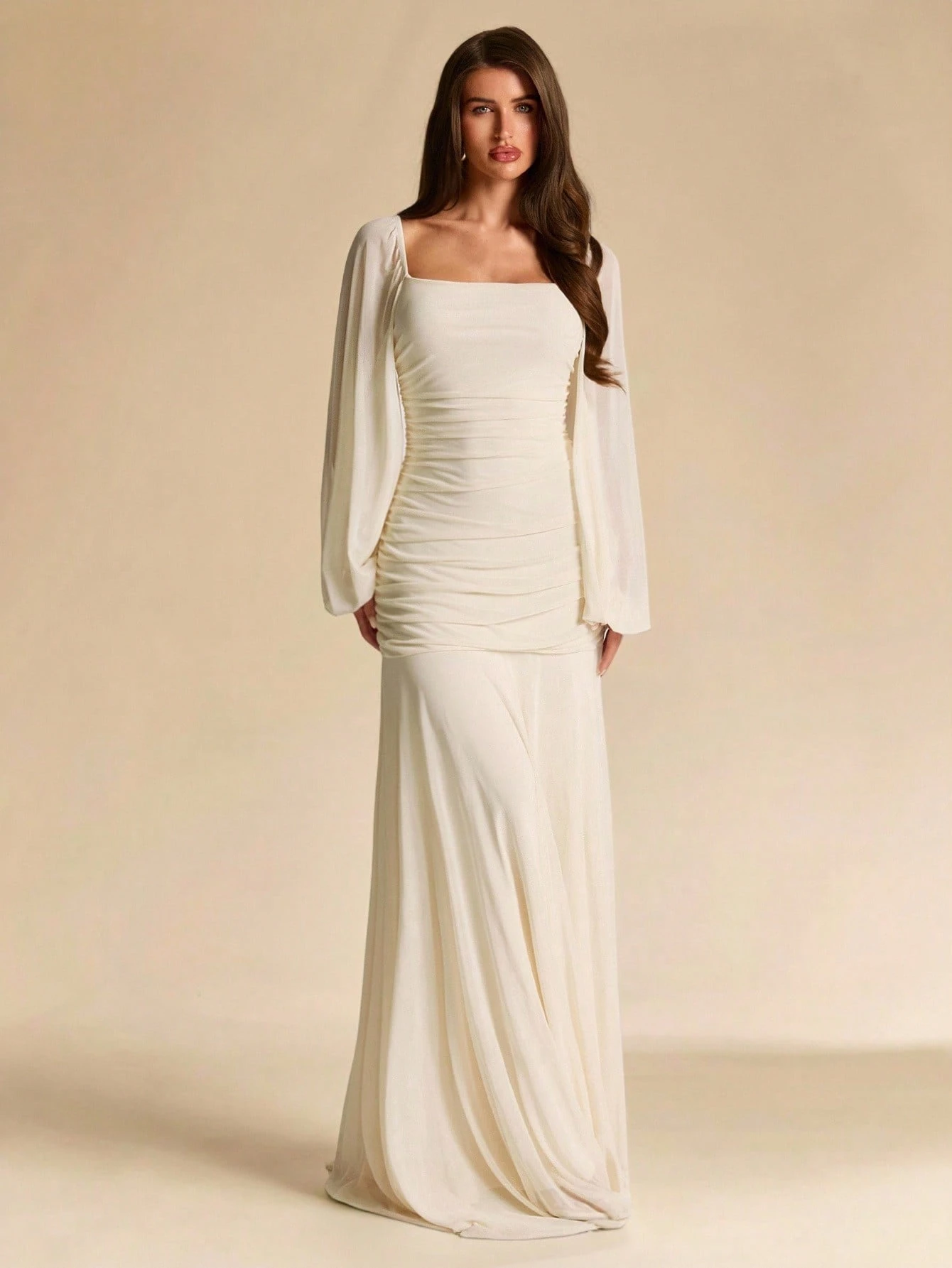 Robe élégante en maille froncée à col carré, manches longues, coupe ajustée — vue 5