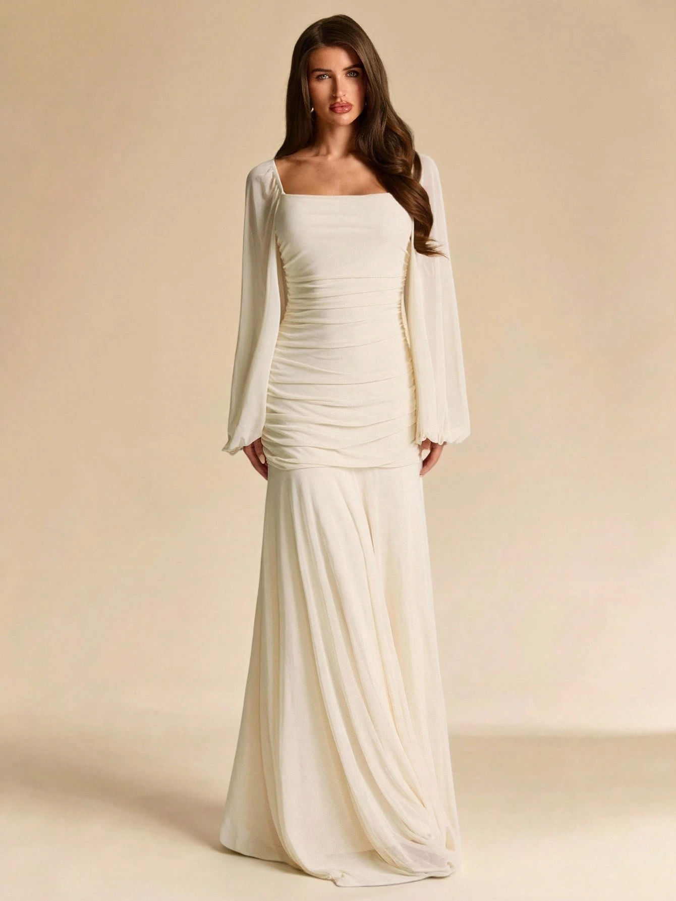 Robe élégante en maille froncée à col carré, manches longues, coupe ajustée — vue 6
