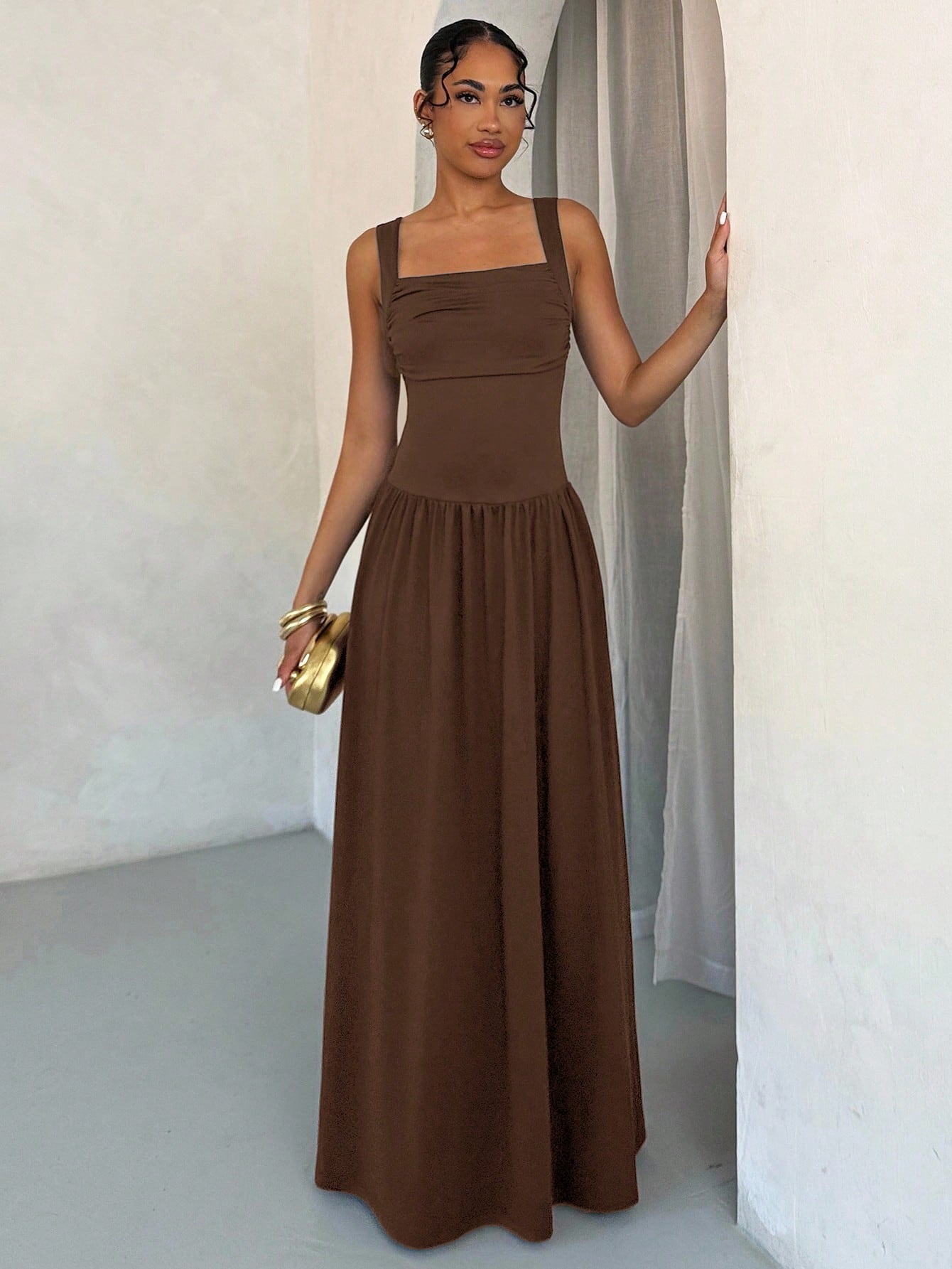 Robe élégante marron unicolore pour femmes avec col large et jupe évasée — vue 3