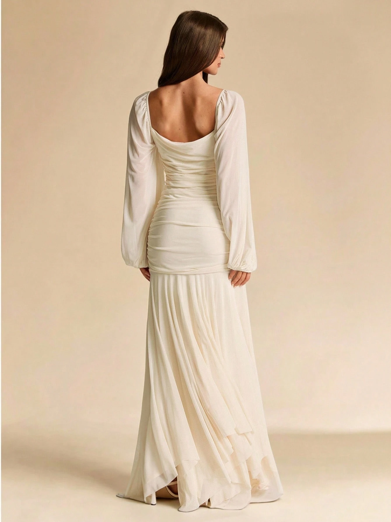 Robe élégante en maille froncée à col carré, manches longues, coupe ajustée — vue 2