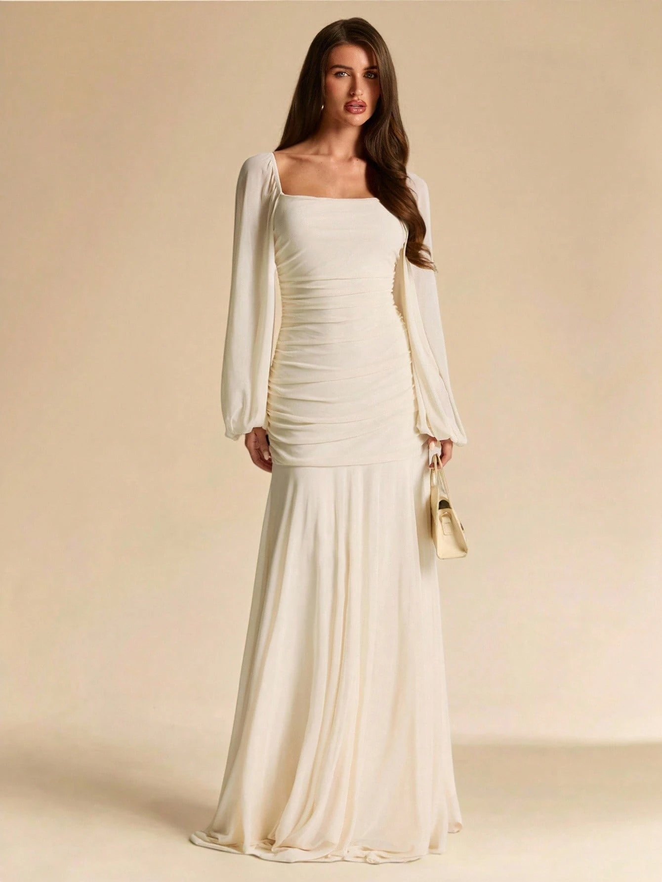 Robe élégante en maille froncée à col carré, manches longues, coupe ajustée — vue 3