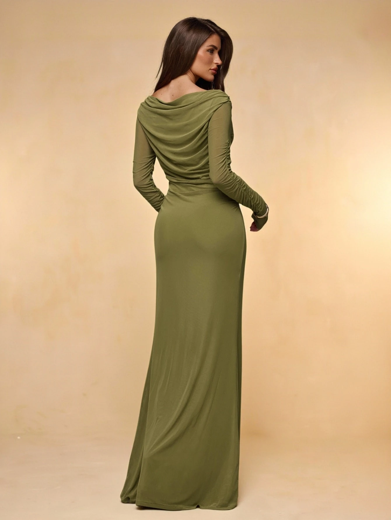 Robe longue moulante vert olive col bateau froncée drapée manches longues