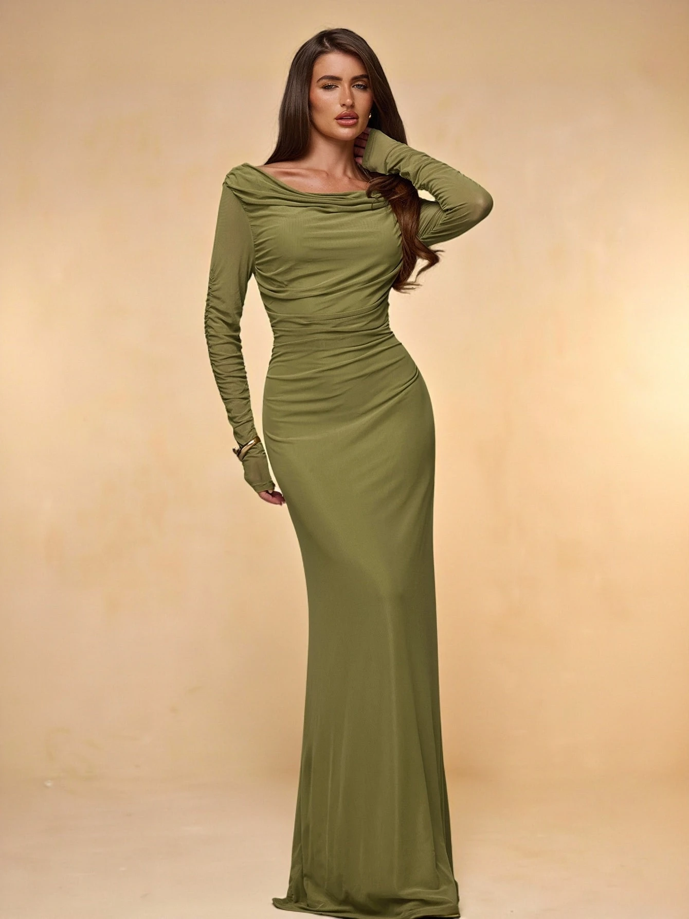 Robe longue moulante vert olive col bateau froncée drapée manches longues — vue 6