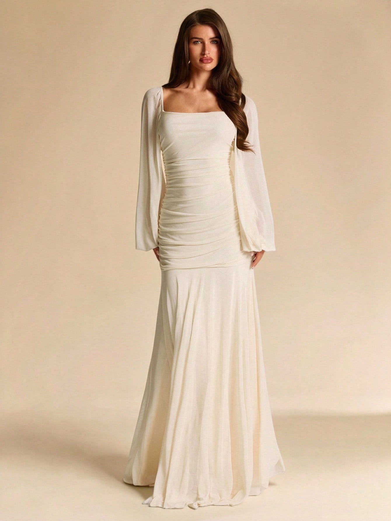 Robe élégante en maille froncée à col carré, manches longues, coupe ajustée — vue 8