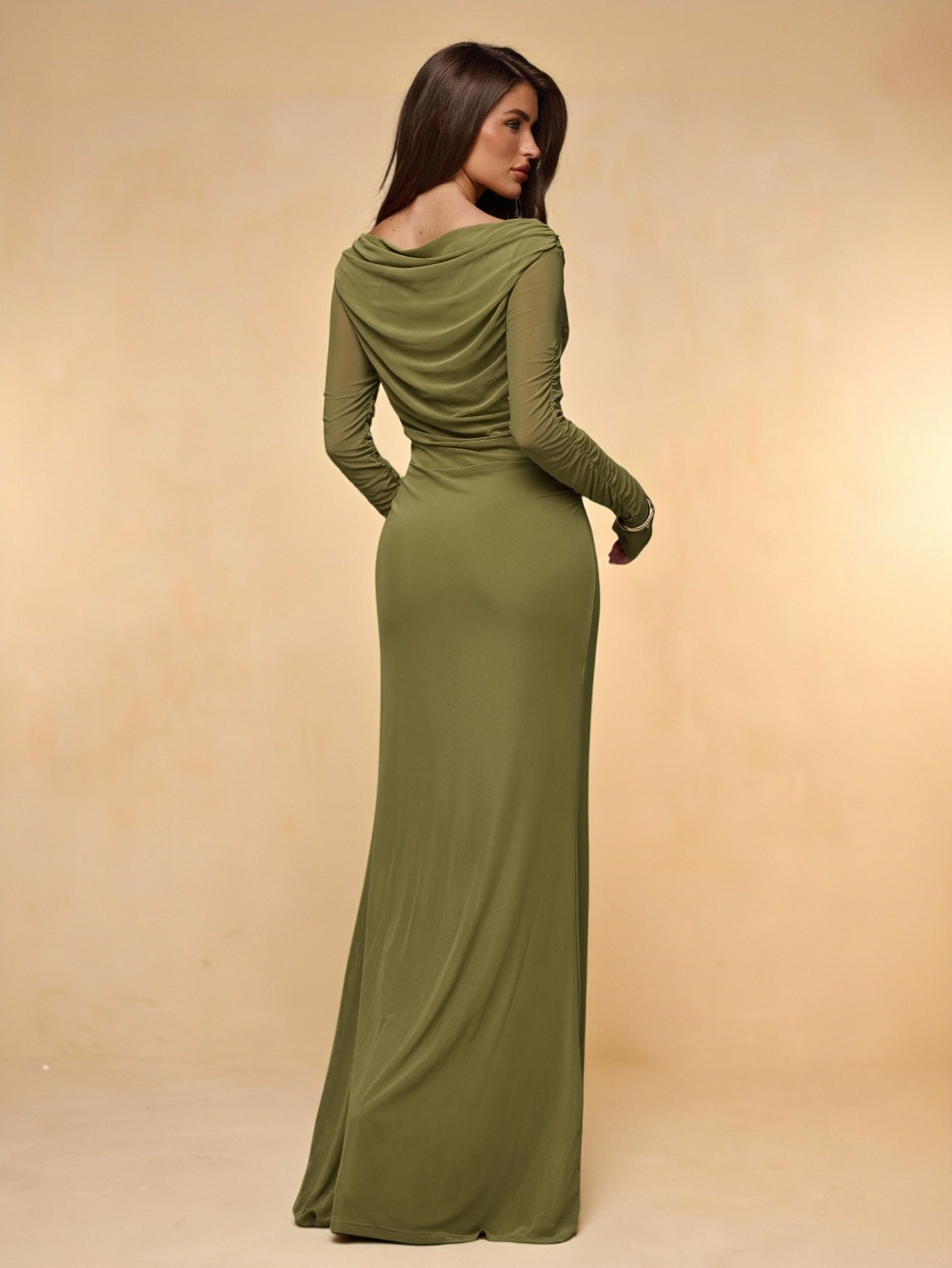 Robe longue moulante vert olive col bateau froncée drapée manches longues — vue 8