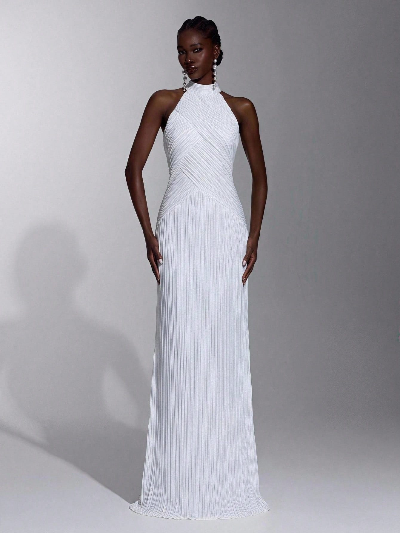 Elitara Robe plissée élastique blanche minimaliste et brillante, col mao, silhouette