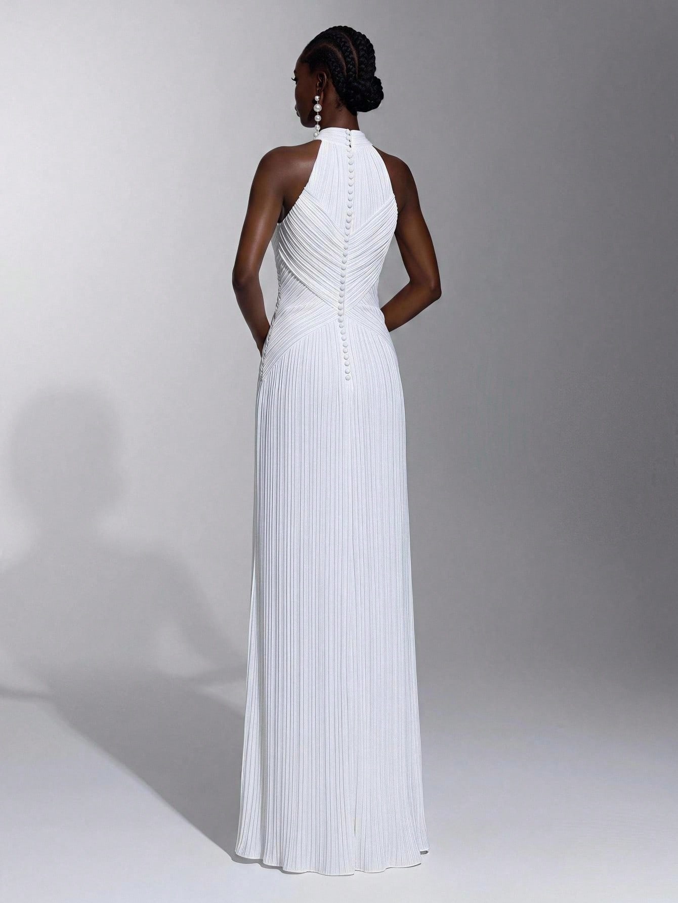 Elitara Robe plissée élastique blanche minimaliste et brillante, col mao, silhouette — vue 3