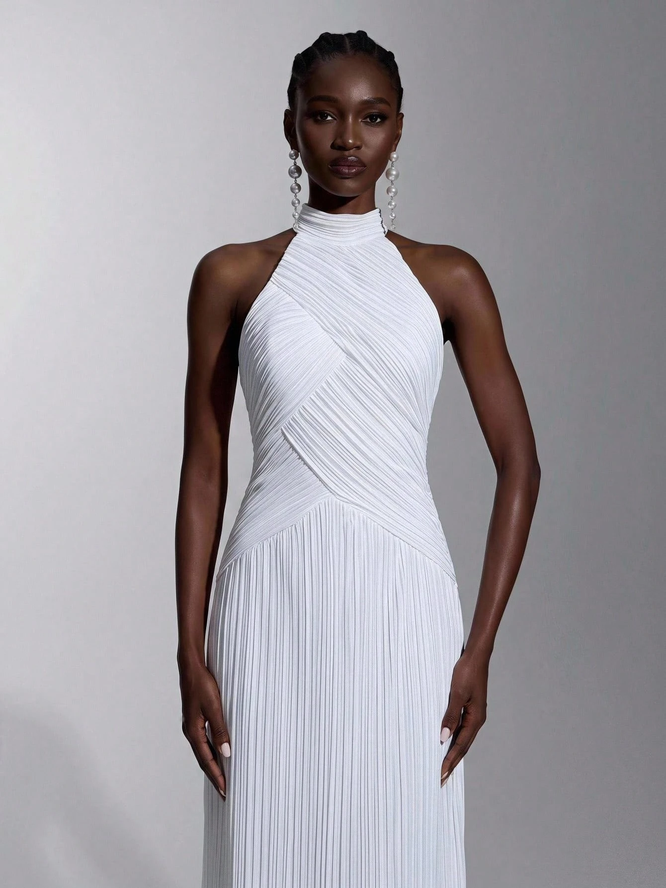 Elitara Robe plissée élastique blanche minimaliste et brillante, col mao, silhouette — vue 5