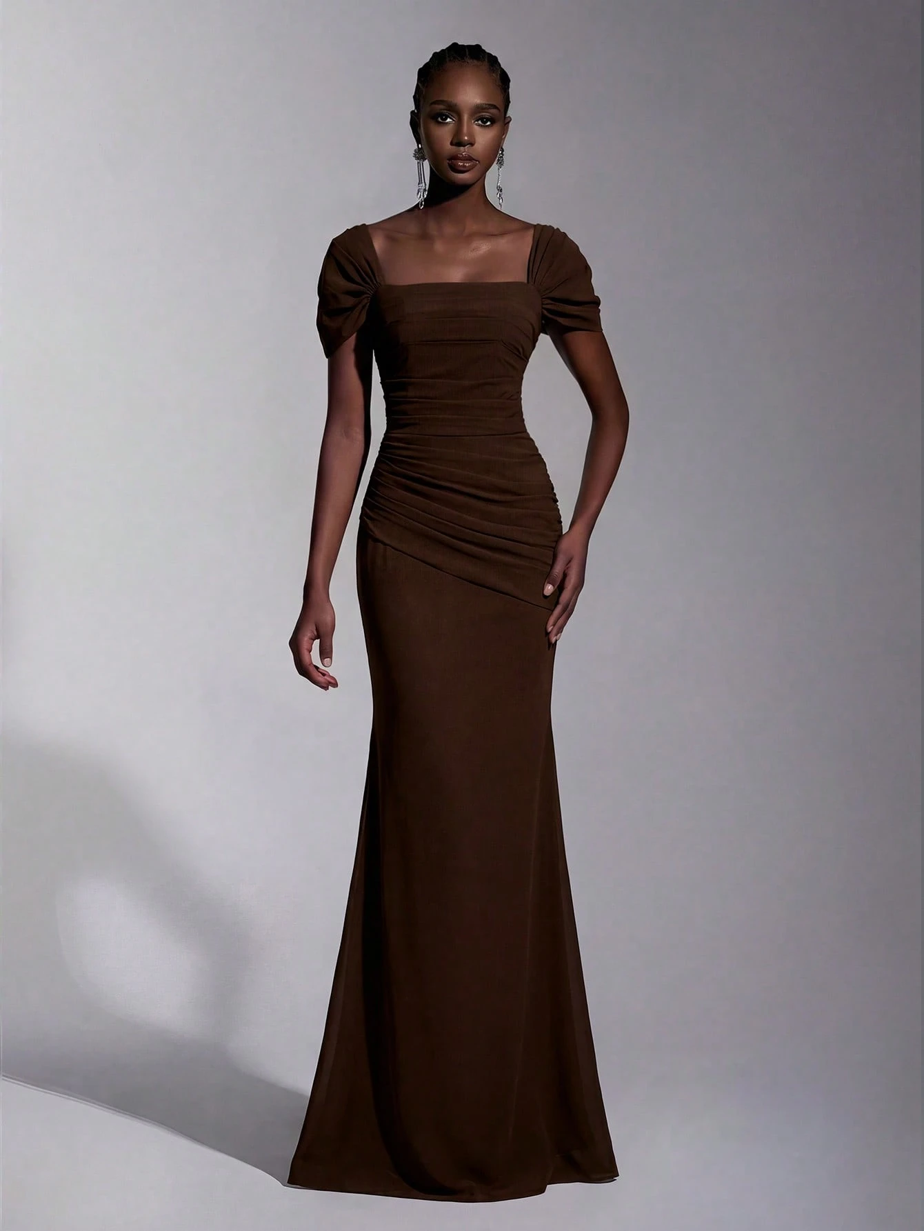 Elitara Robe élégante semi-formelle en mousseline à épaules dénudées, volants devant, — vue 2