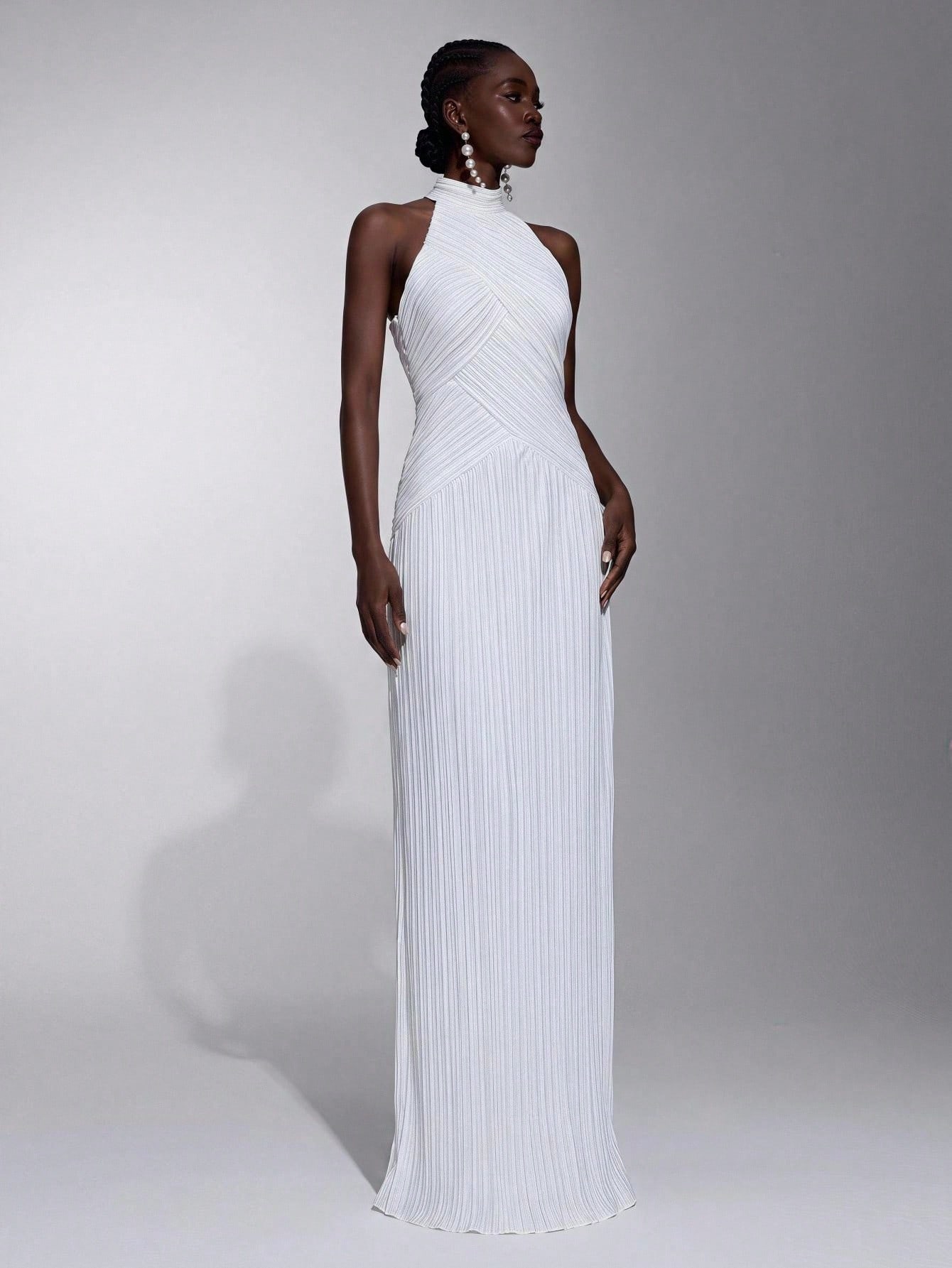 Elitara Robe plissée élastique blanche minimaliste et brillante, col mao, silhouette — vue 11