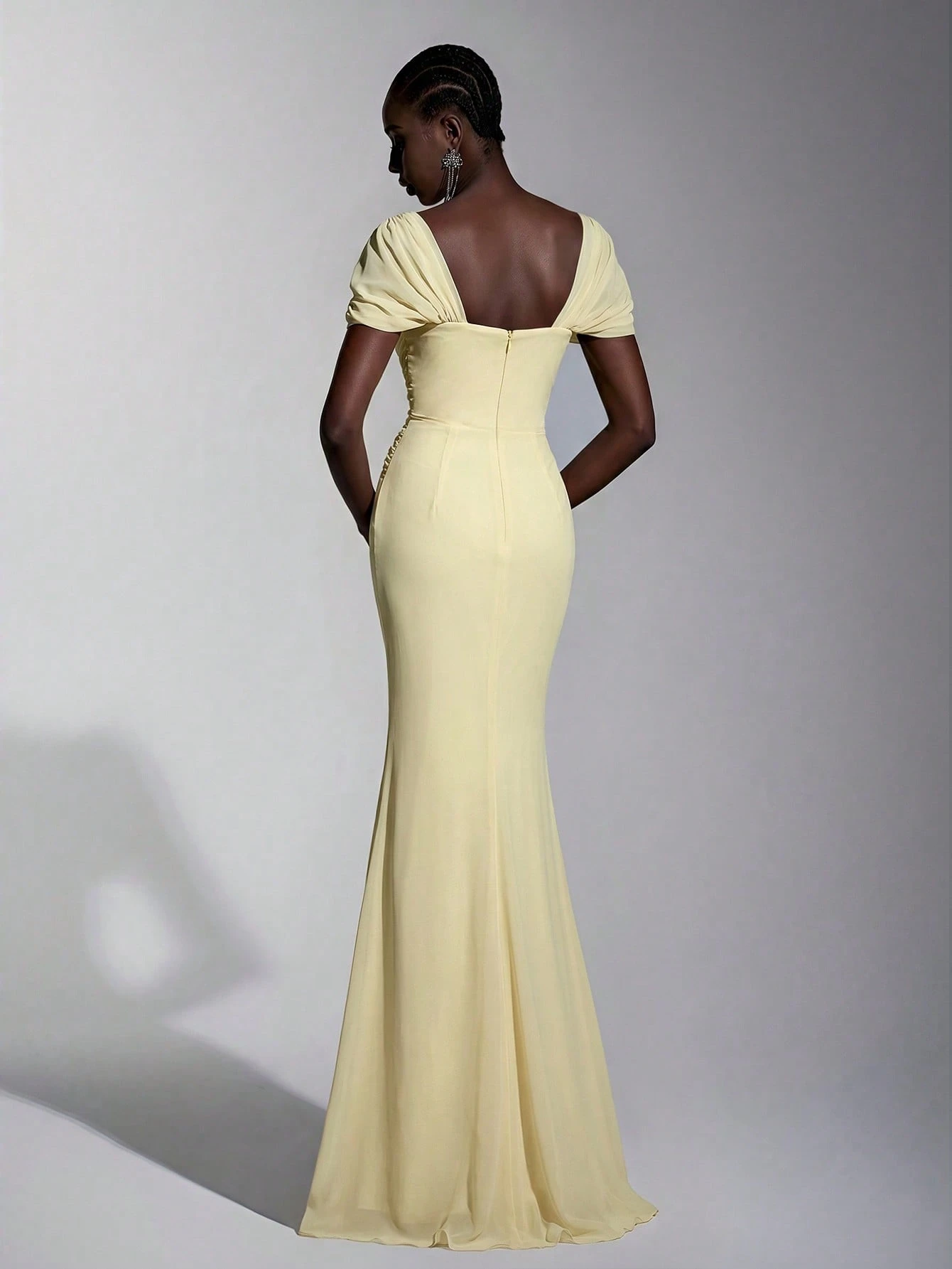 Elitara Robe élégante semi-formelle en mousseline à épaules dénudées, volants devant, — vue 9