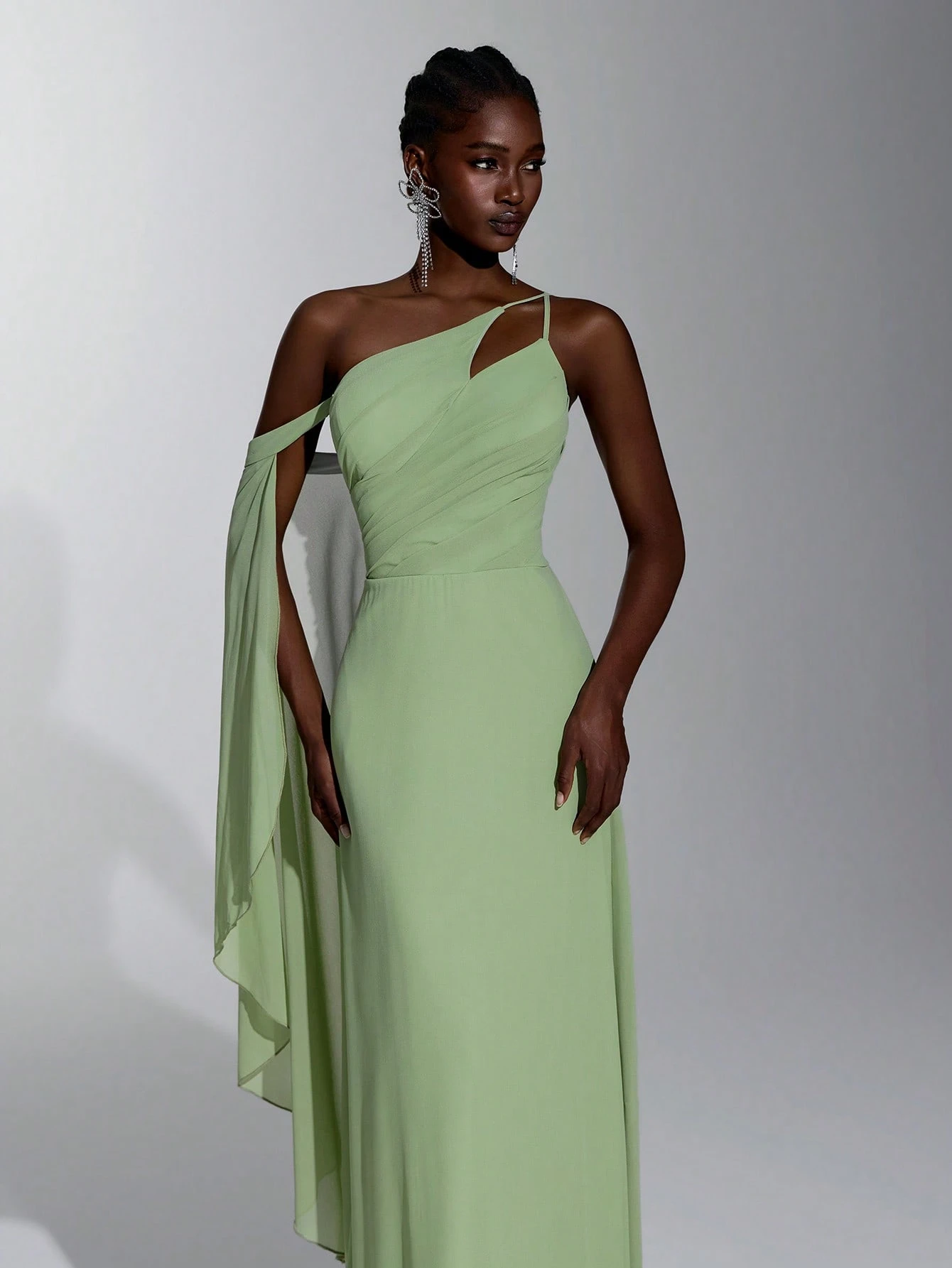 Elitara Robe de demoiselle d'honneur de couleur unie à une épaule avec design drapé — vue 2