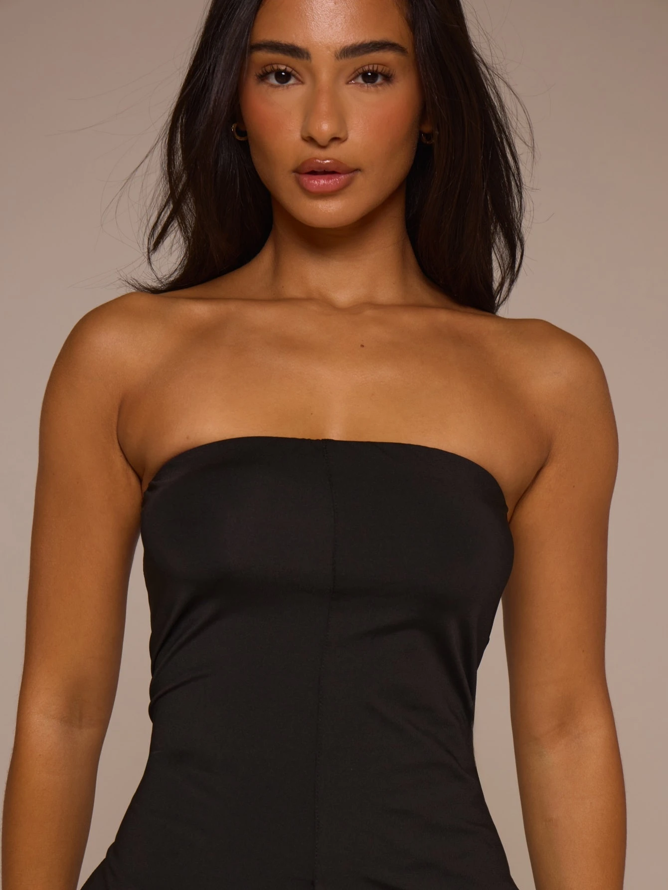 MUSERA ESSENTIALS Robe mini bandeau noire ample pour l'automne et l'hiver, sortie — vue 5