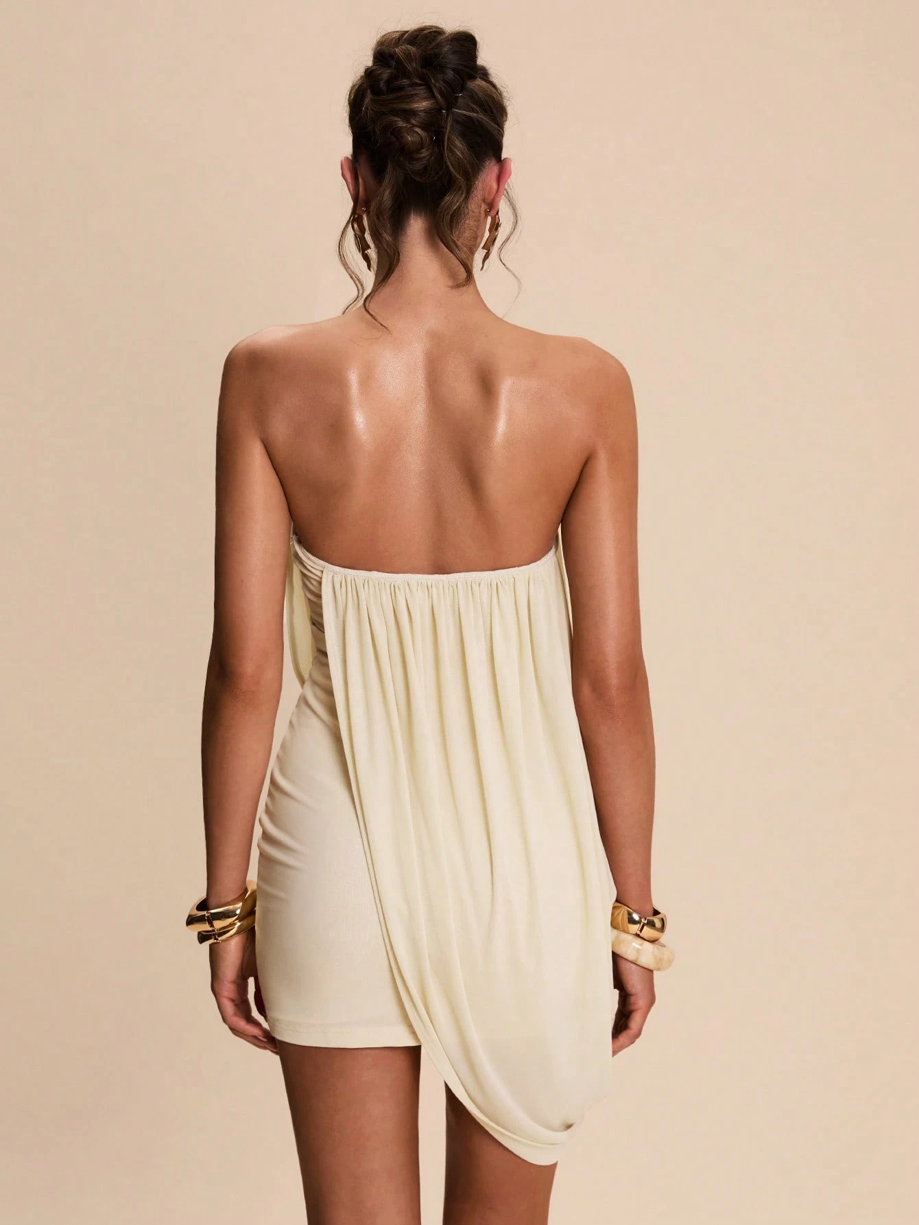 Robe mini enveloppante froncée sans manches nude, élégante pour les vacances — vue 7