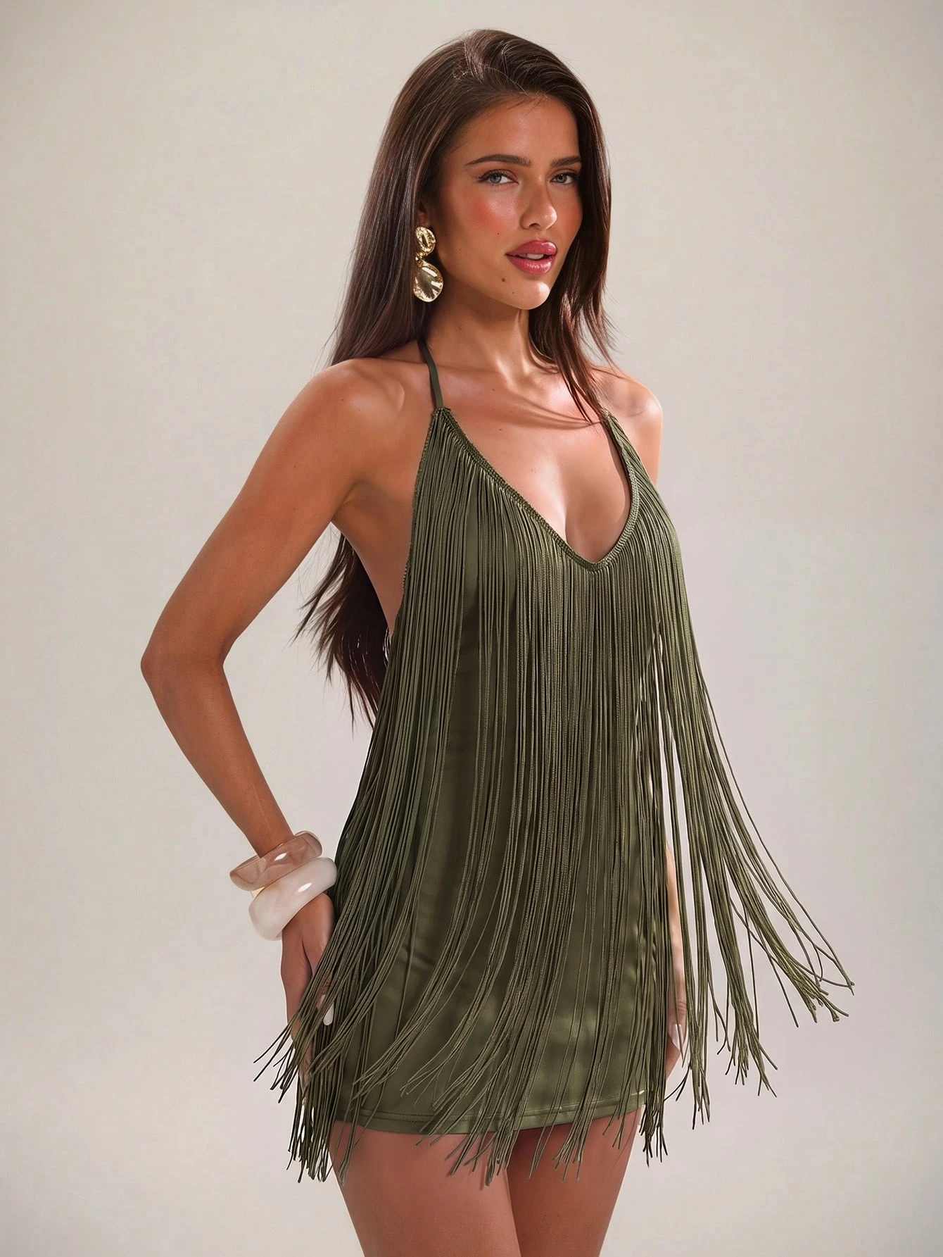 Robe moulante à fines bretelles et dos nu avec col en V et franges, pour — vue 3