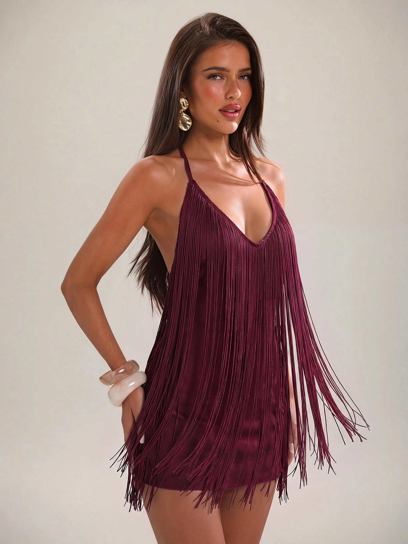 Robe moulante à fines bretelles et dos nu avec col en V et franges, pour — vue 6