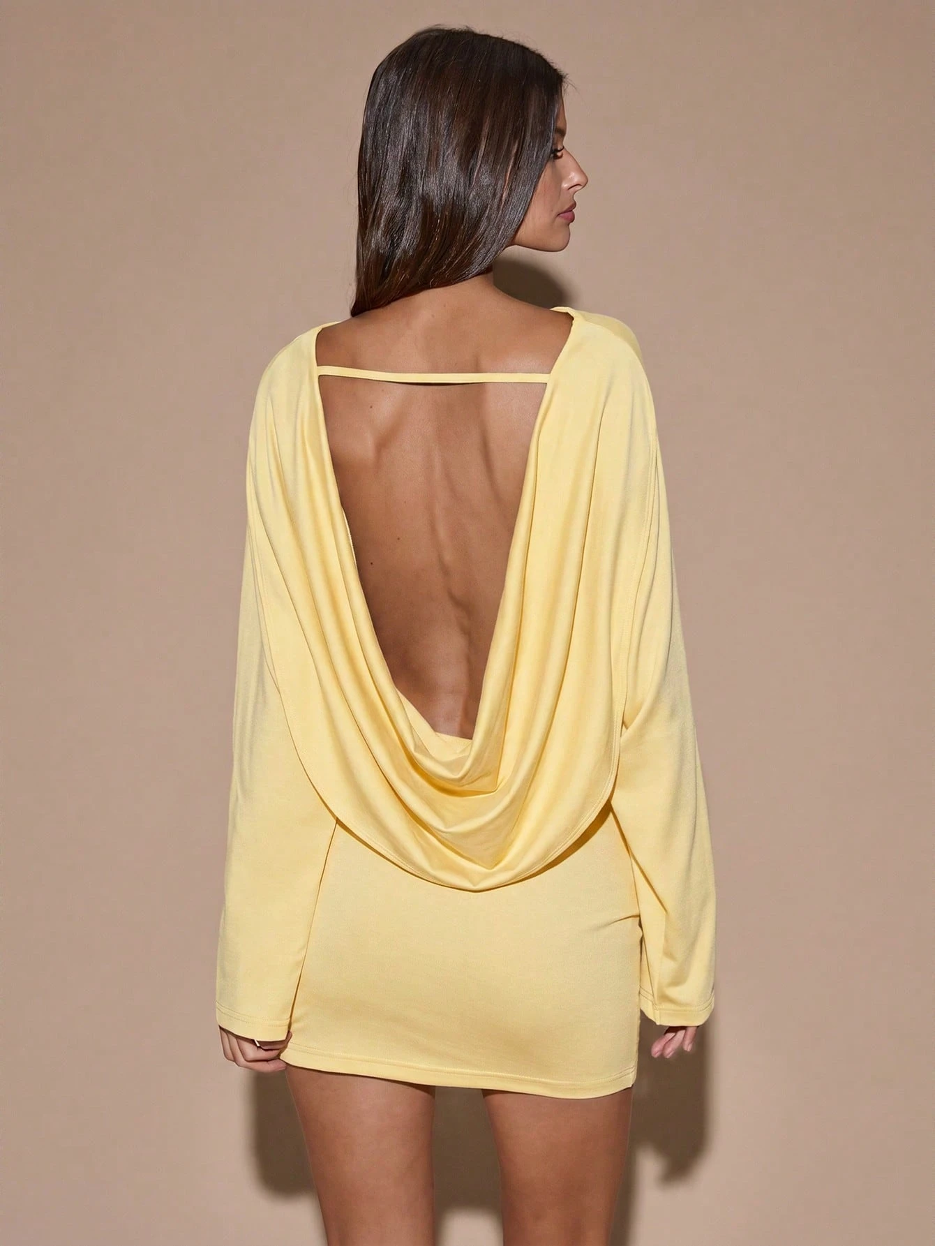 Robe mini sexy à manches longues, col plongeant, ample, de couleur marron/café — vue 5