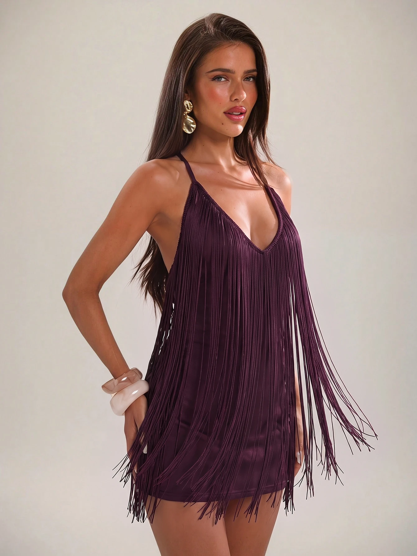 Robe moulante à fines bretelles et dos nu avec col en V et franges, pour — vue 8