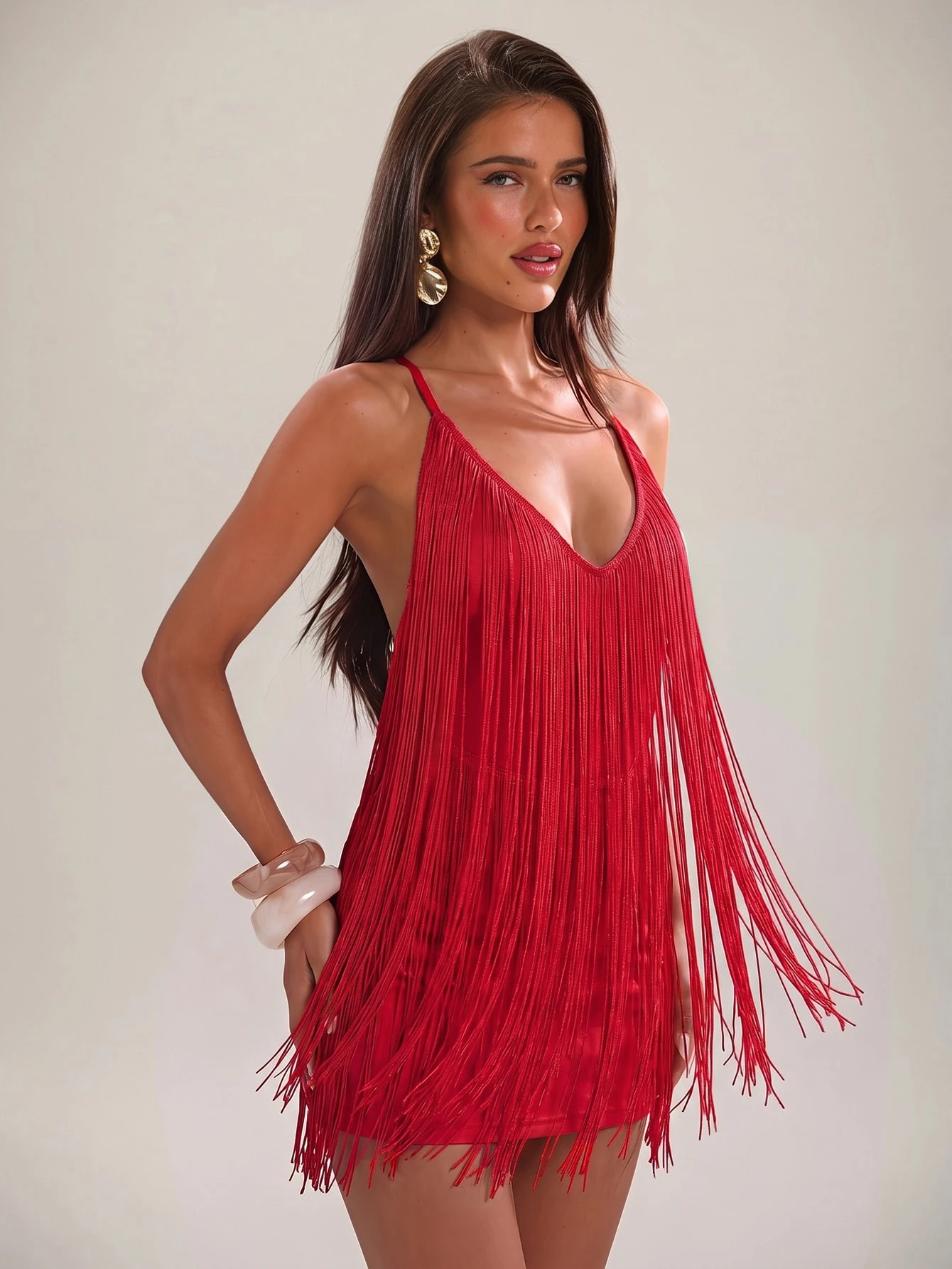 Robe moulante à fines bretelles et dos nu avec col en V et franges, pour — vue 9