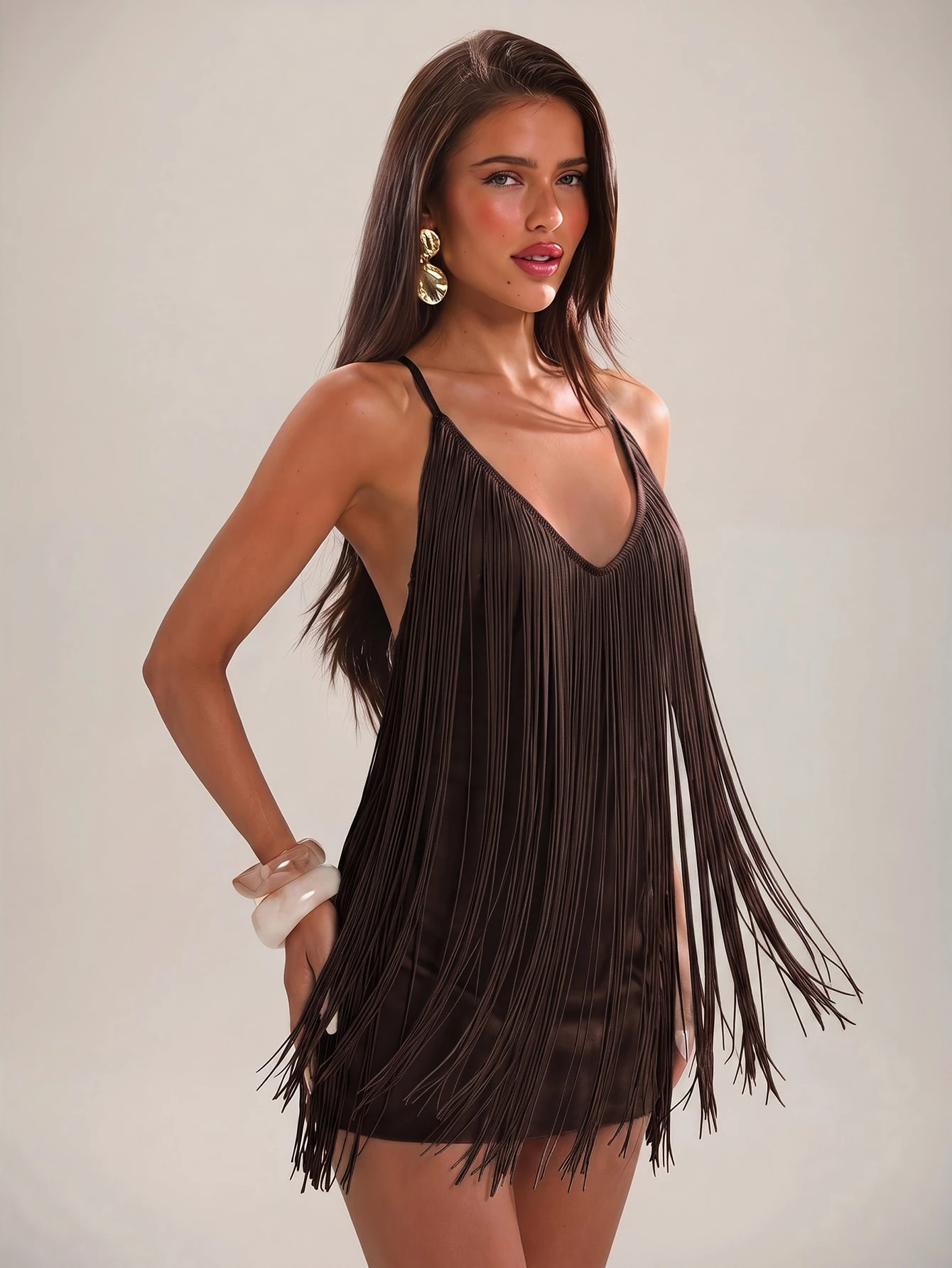 Robe moulante à fines bretelles et dos nu avec col en V et franges, pour — vue 13