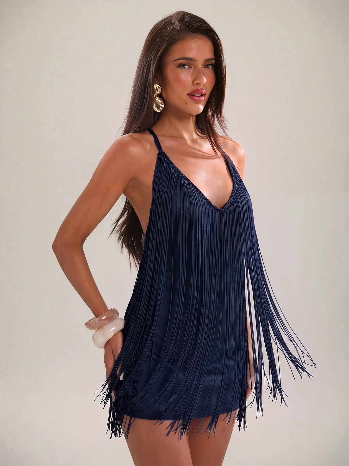 Robe moulante à fines bretelles et dos nu avec col en V et franges, pour — vue 14