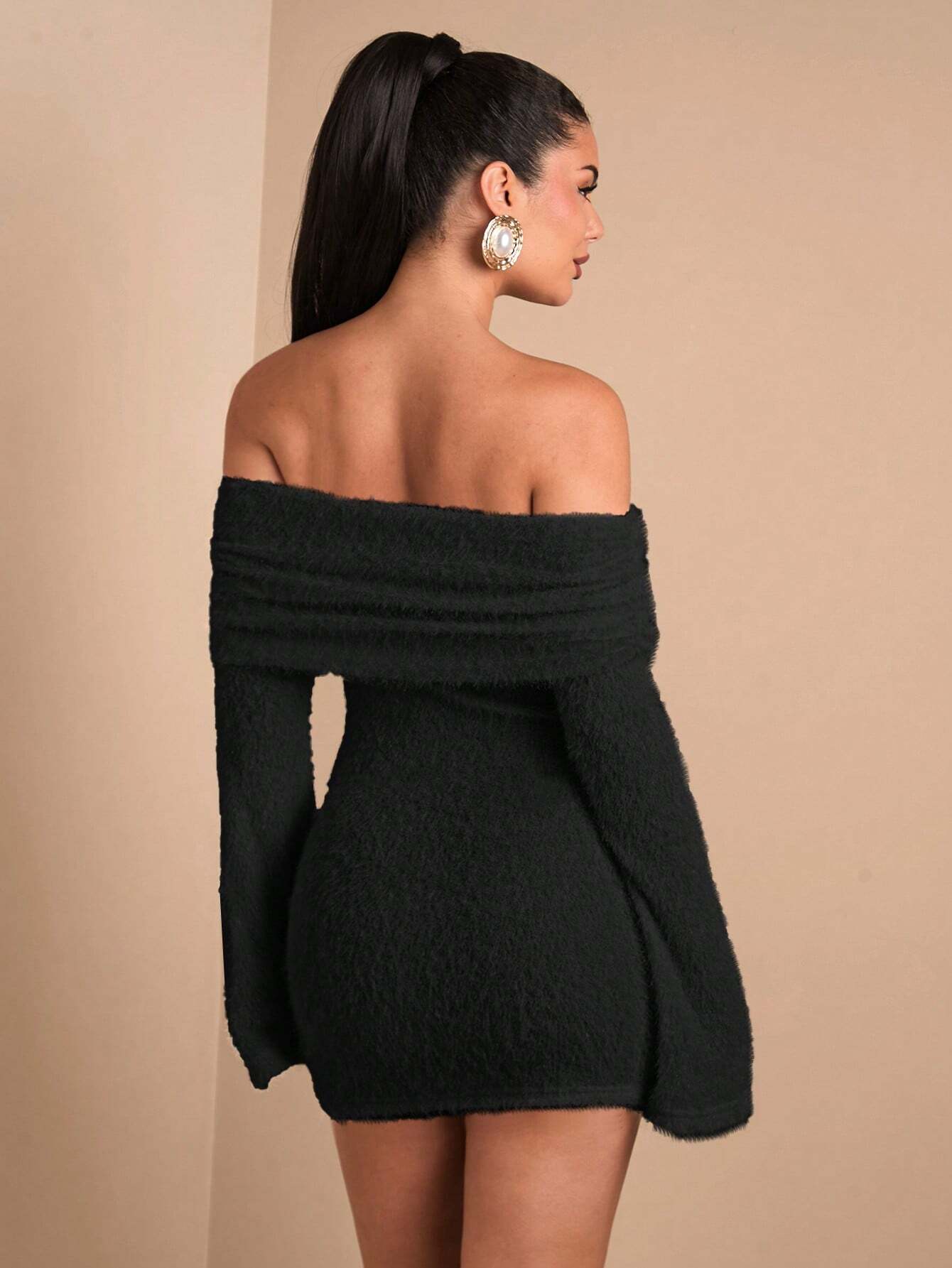 Robe élégante et sexy pour femme à épaules dénudées, manches longues, en — vue 4