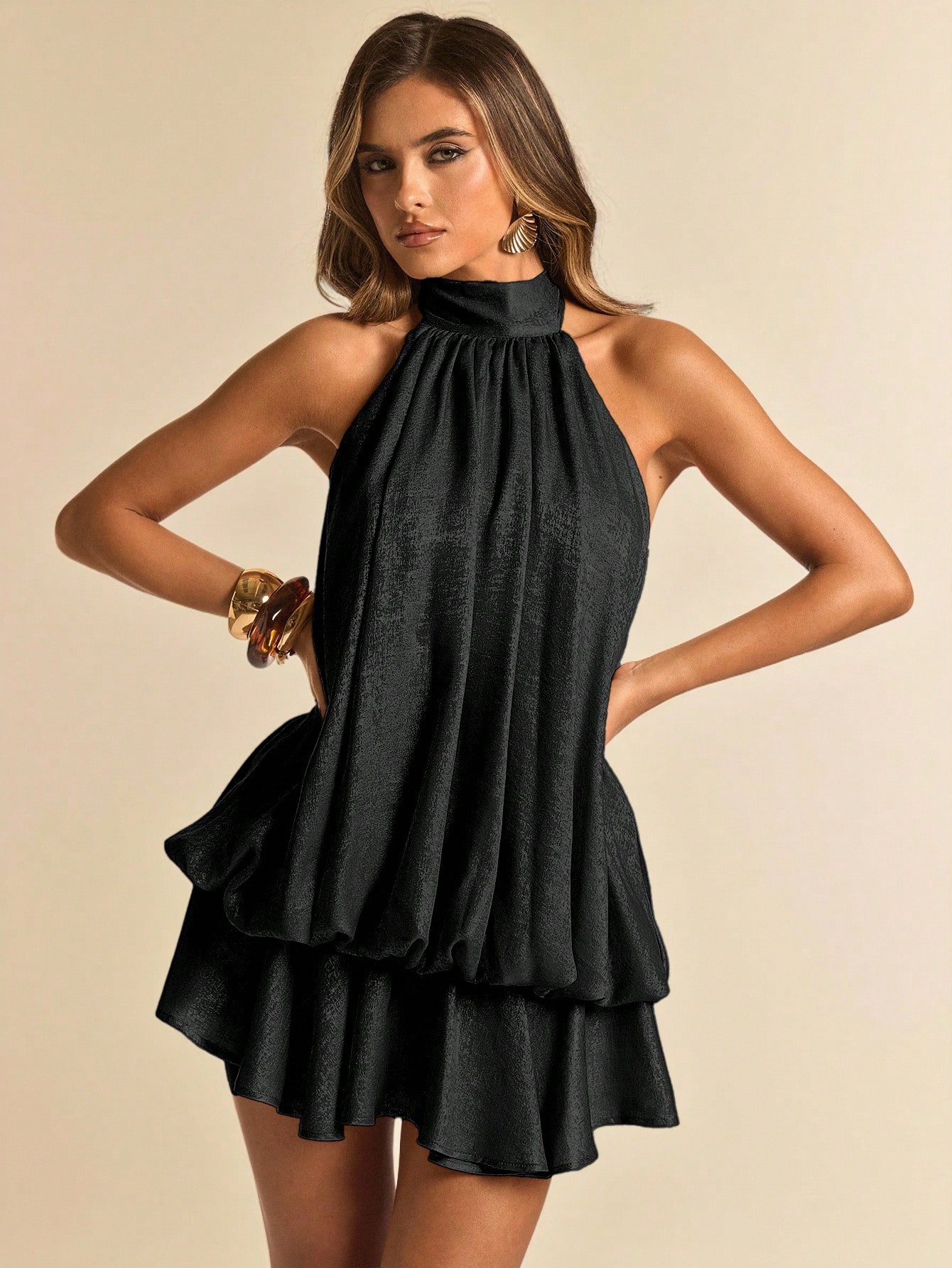 Robe mini élégante à dos nu texturée dorée, tenues de fête d'anniversaire — vue 2