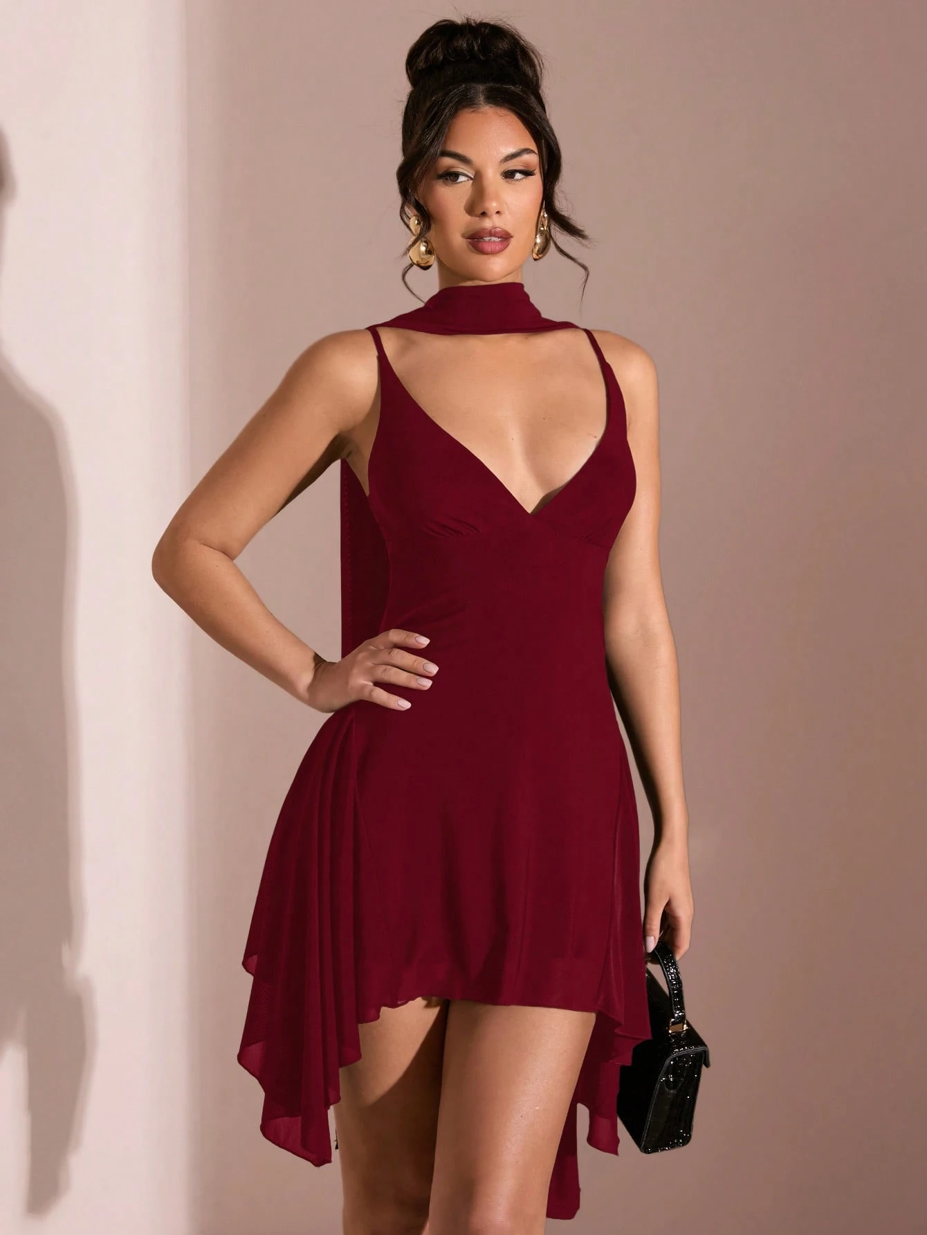 Robe mini sexy à fines bretelles, ourlet asymétrique à volants à pois, convient — vue 4