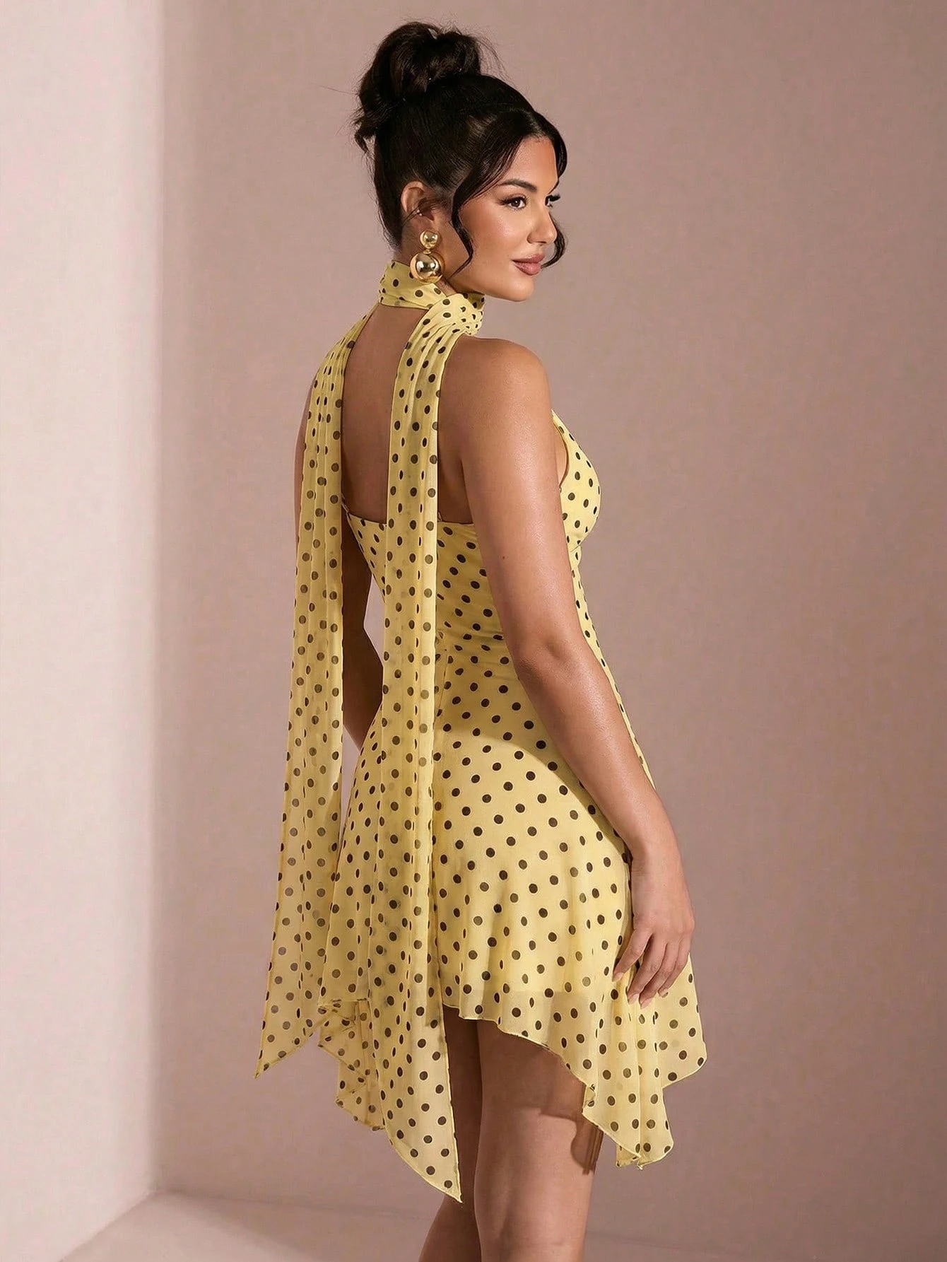 Robe mini sexy à fines bretelles, ourlet asymétrique à volants à pois, convient — vue 11