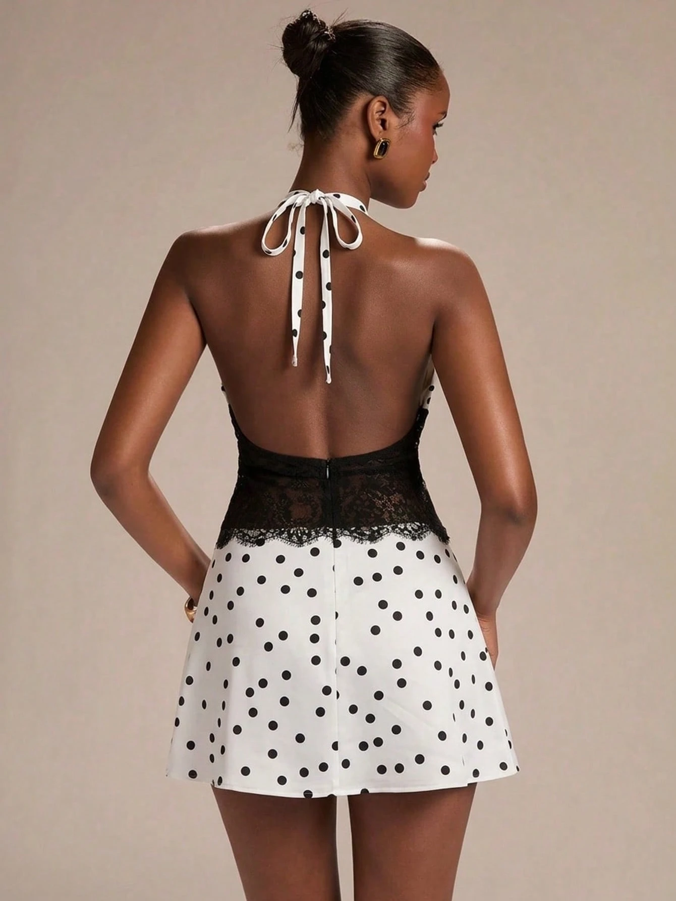 Robe mini élégante printemps/été en satin abricot avec patchwork à la taille — vue 10