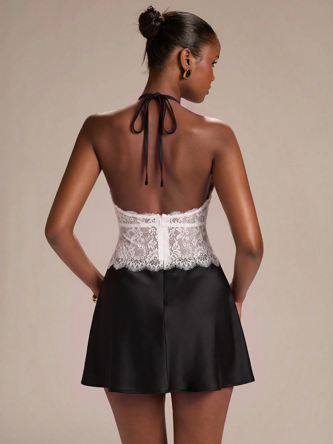 Robe mini élégante printemps/été en satin abricot avec patchwork à la taille — vue 7