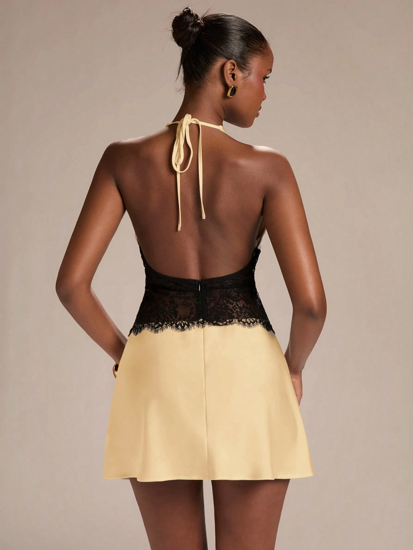 Robe mini élégante printemps/été en satin abricot avec patchwork à la taille — vue 11
