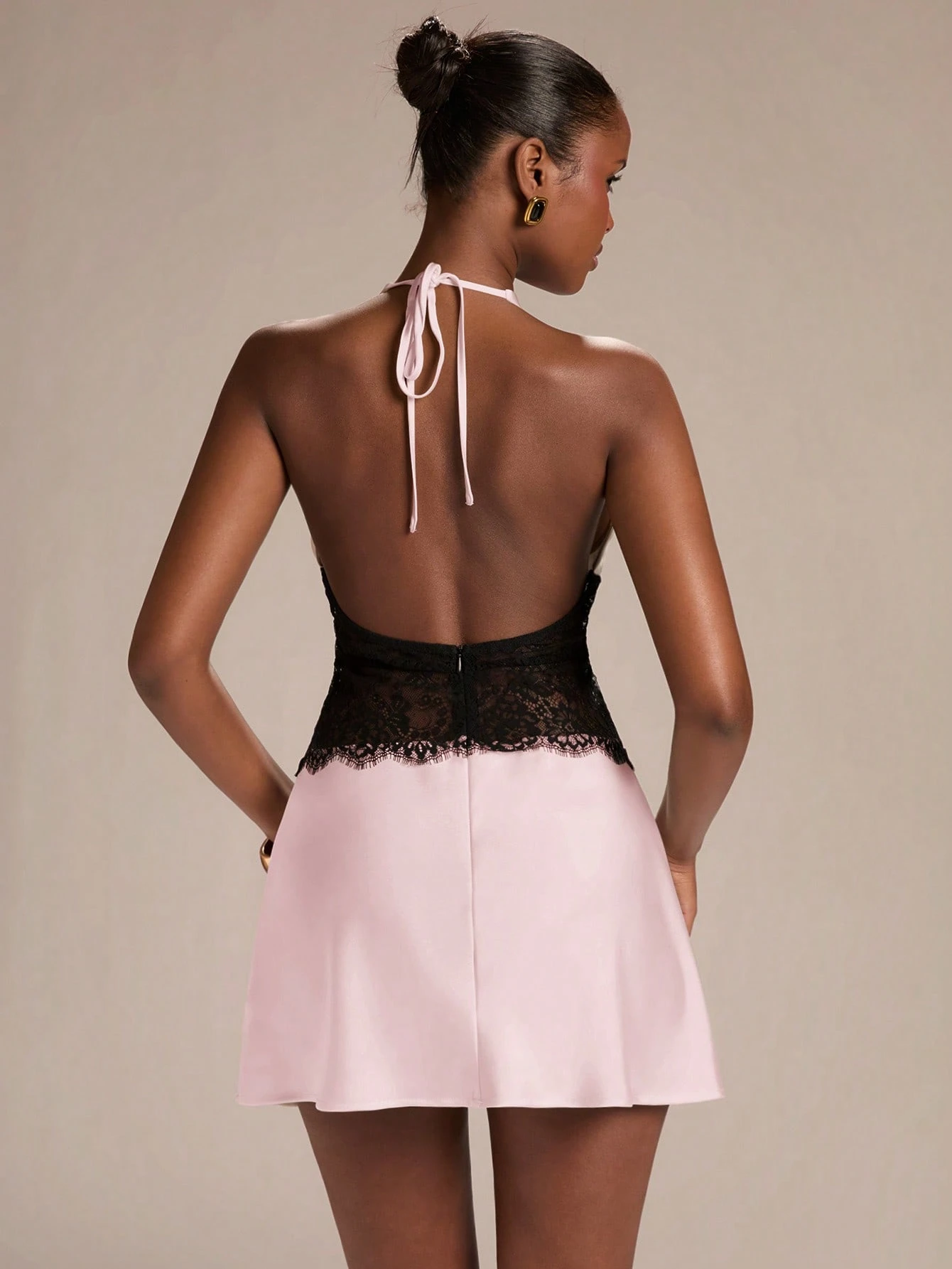 Robe mini élégante printemps/été en satin abricot avec patchwork à la taille — vue 12