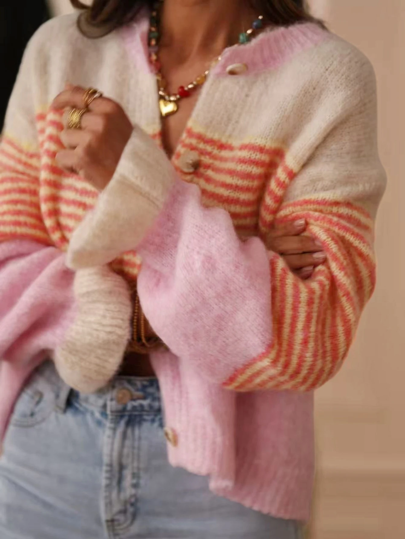 Cardigan tricoté rayé pour femmes avec boutons devant et bordure à volants, manches