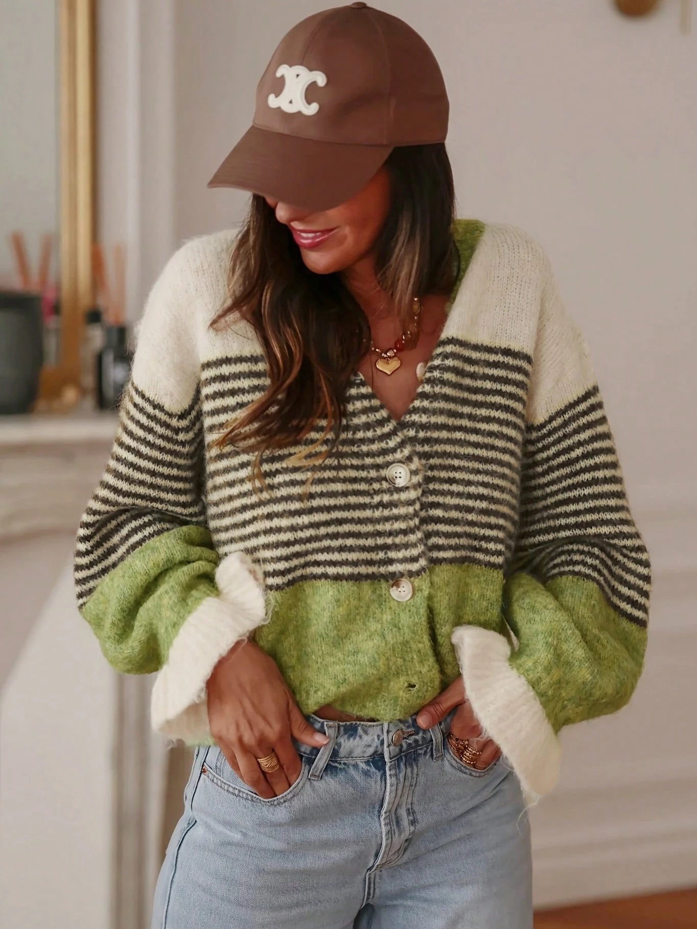 Cardigan tricoté rayé pour femmes avec boutons devant et bordure à volants, manches — vue 2