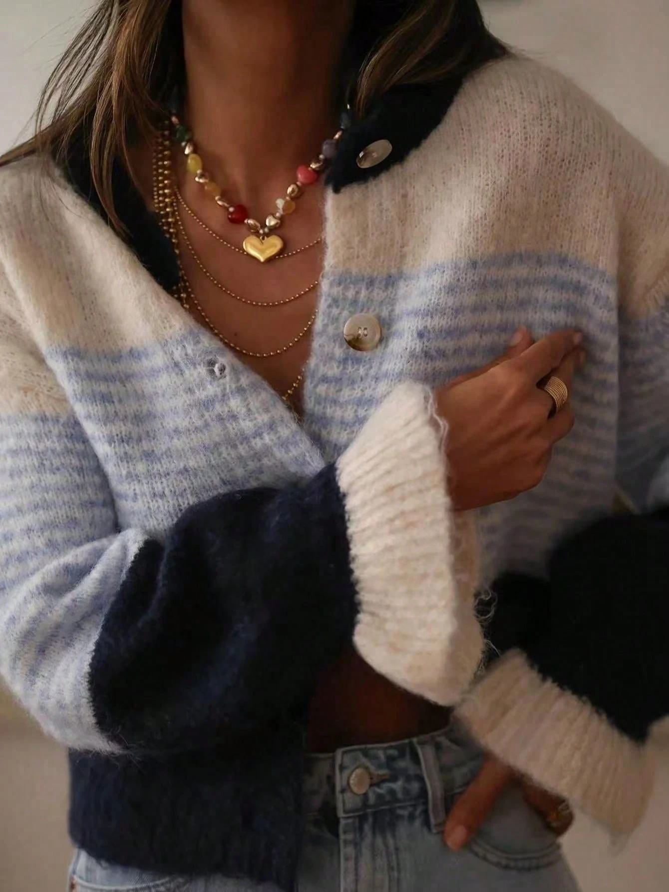 Cardigan tricoté rayé pour femmes avec boutons devant et bordure à volants, manches — vue 3