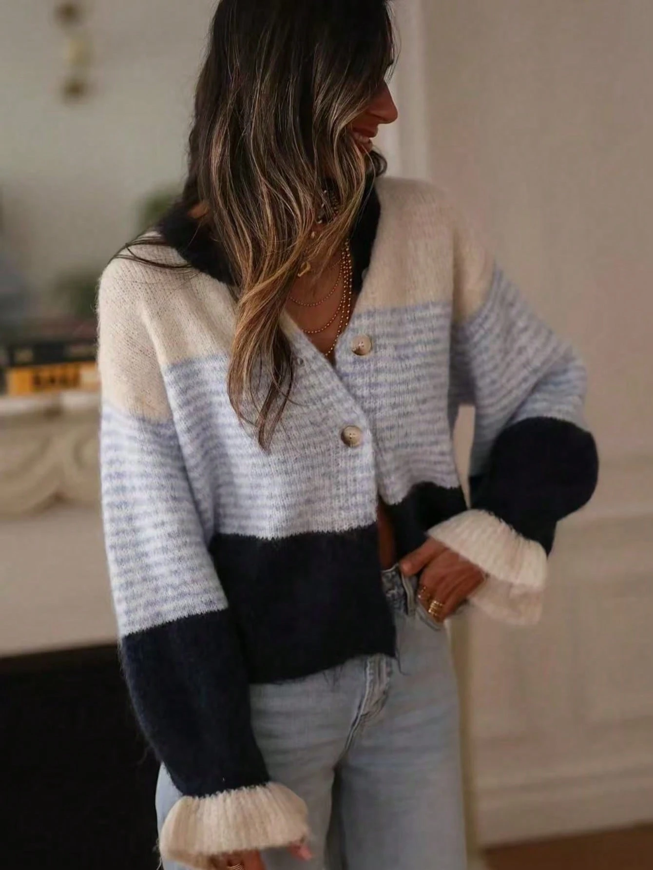 Cardigan tricoté rayé pour femmes avec boutons devant et bordure à volants, manches — vue 10