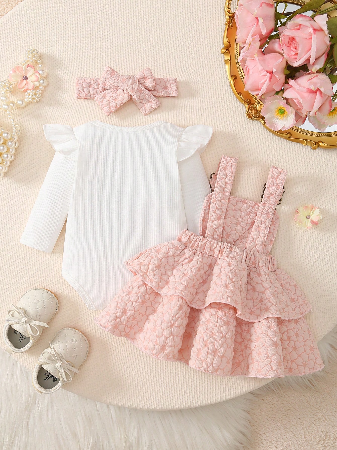Ensemble pour bébé fille: Body côtelé blanc avec manches à volants, robe à volants — vue 3