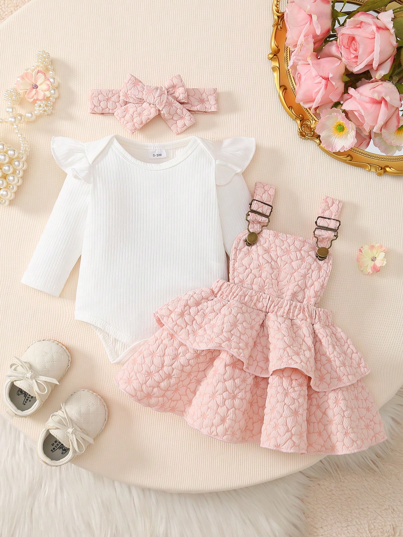 Ensemble pour bébé fille: Body côtelé blanc avec manches à volants, robe à volants