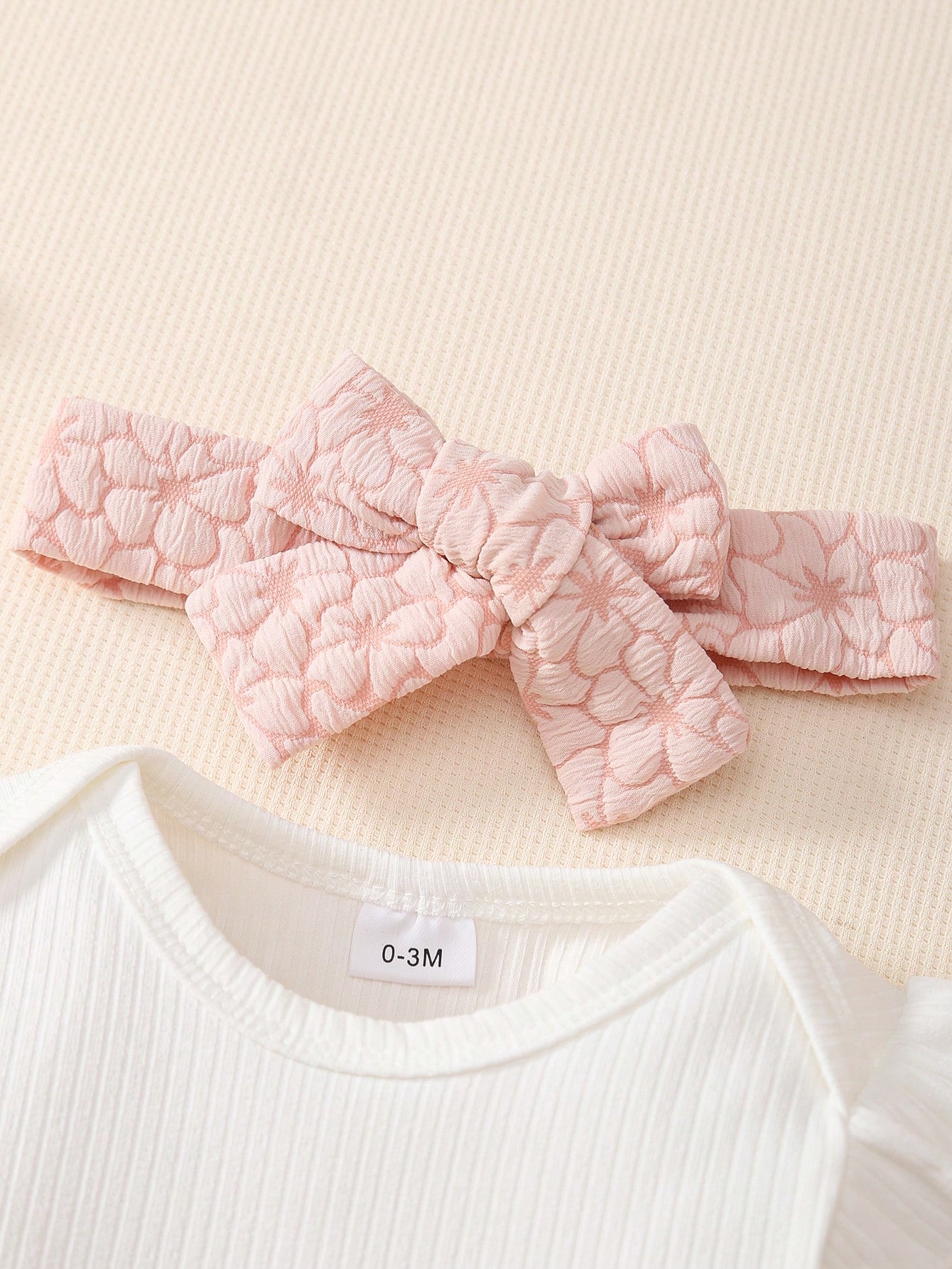 Ensemble pour bébé fille: Body côtelé blanc avec manches à volants, robe à volants — vue 5