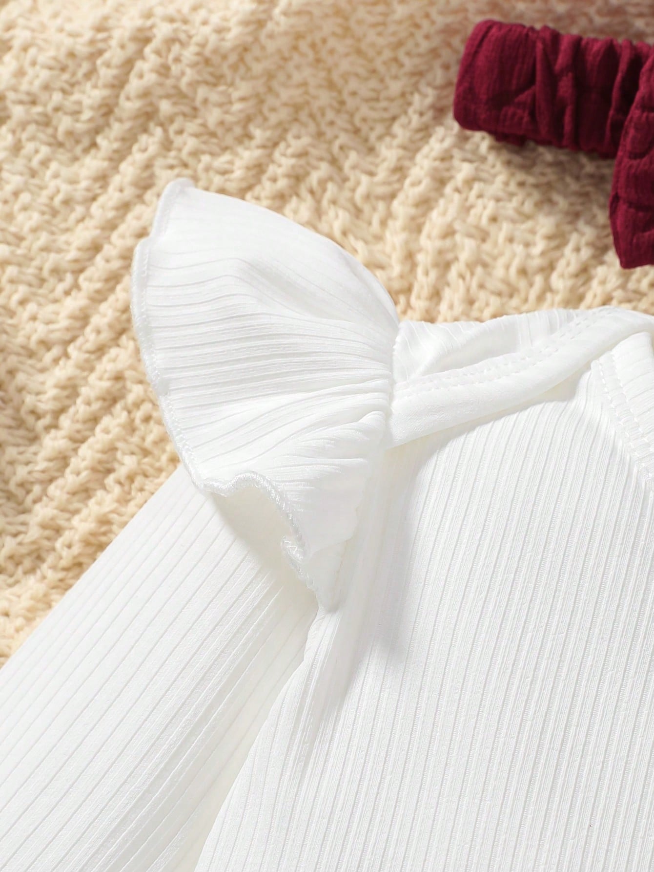 Ensemble pour bébé fille: Body côtelé blanc avec manches à volants, robe à volants — vue 10