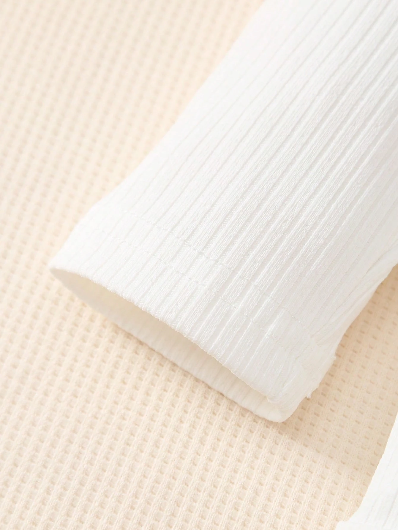 Ensemble pour bébé fille: Body côtelé blanc avec manches à volants, robe à volants — vue 9
