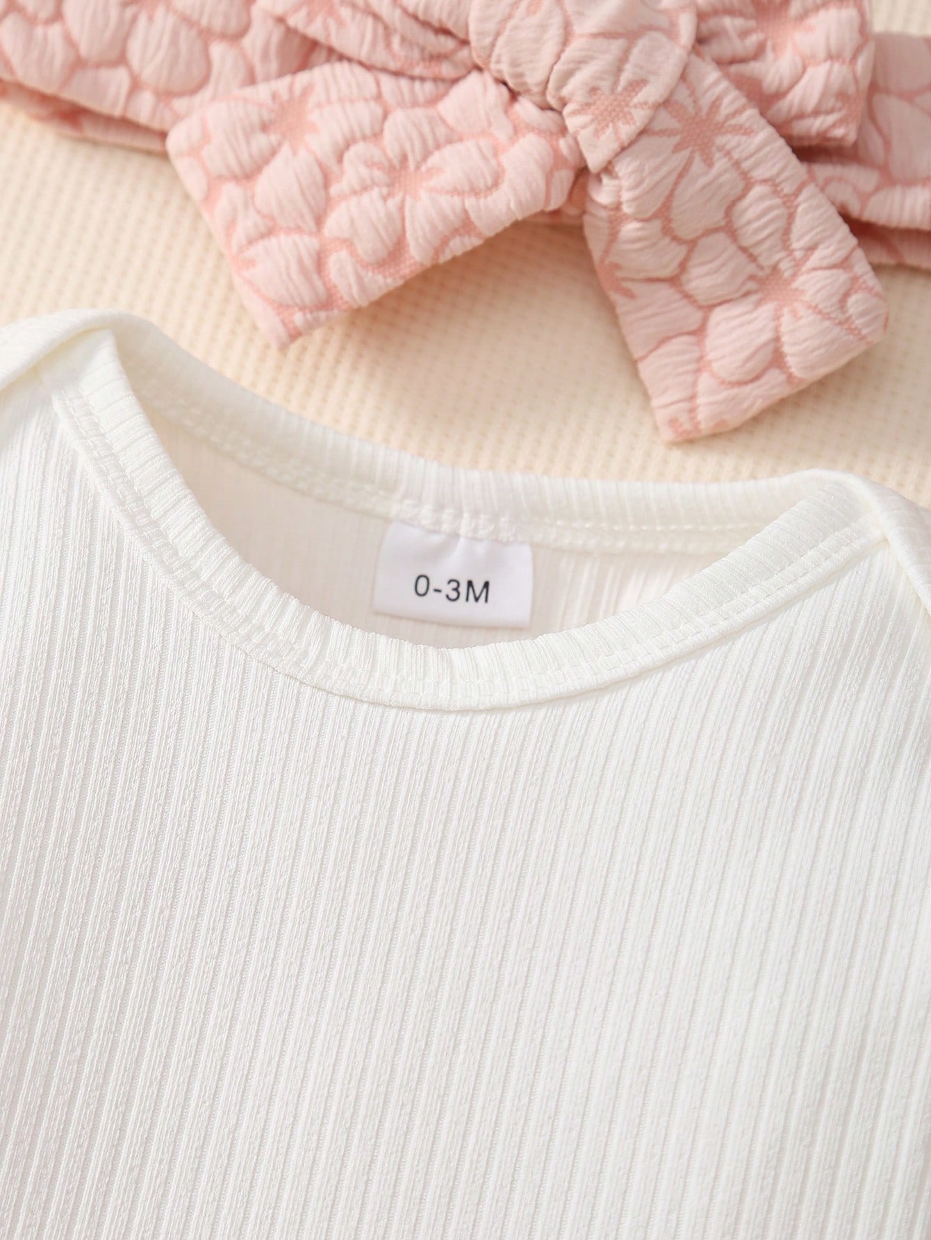 Ensemble pour bébé fille: Body côtelé blanc avec manches à volants, robe à volants — vue 7