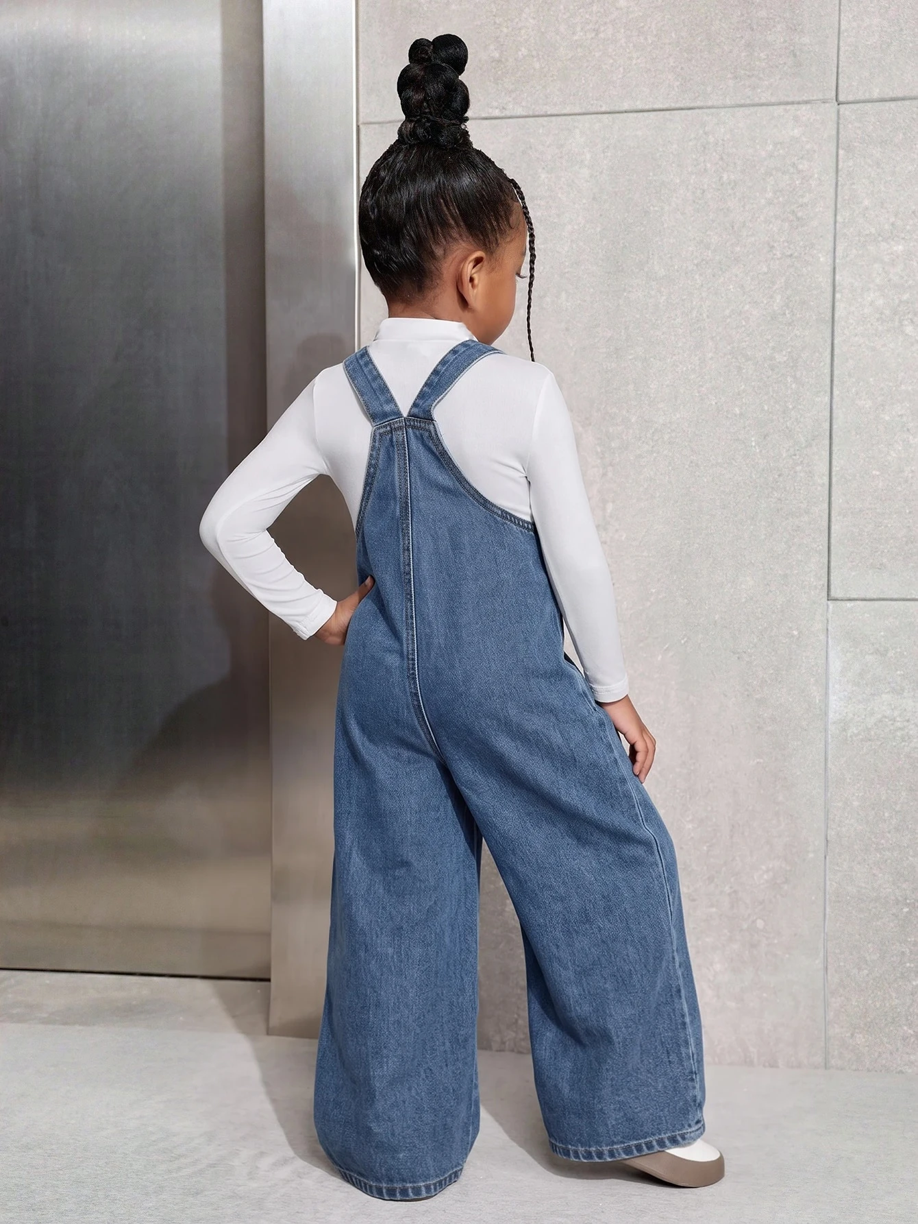 Pantalon salopette en jean bleu marine pour jeune fille — vue 8